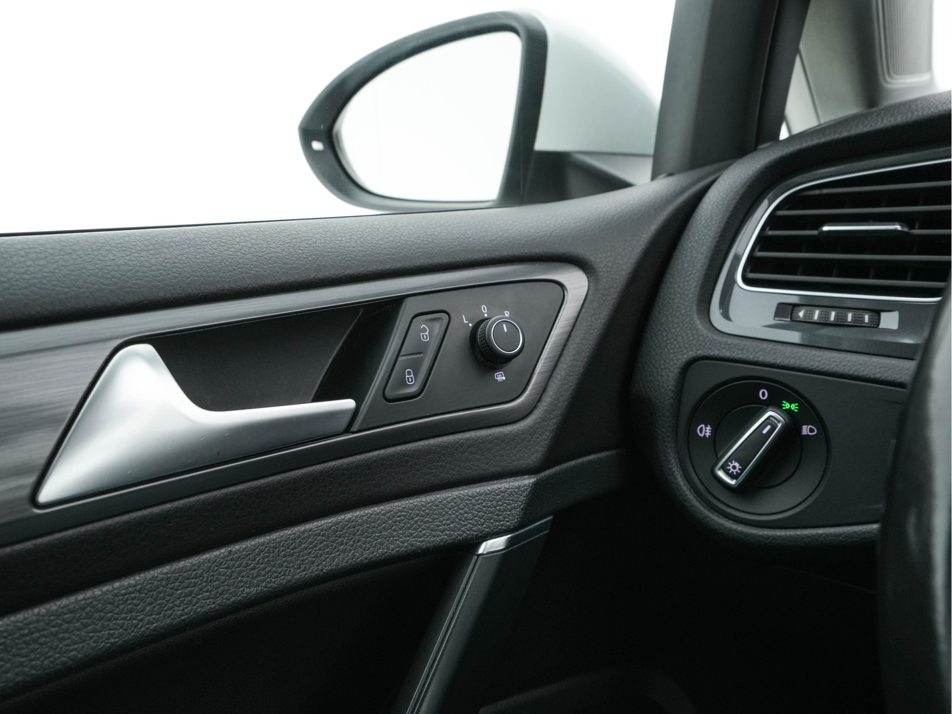 Volkswagen e-Golf (SOH-86%) Aut. *HEAT-PUMP | LEATHER | FULL-LED | NAVI-FULLMAP | CAMERA | HEATED-SPORTSEATS | ECC | CCS-FASTLOADER | PDC | CARPLAY | CRUISE | 16''ALU*