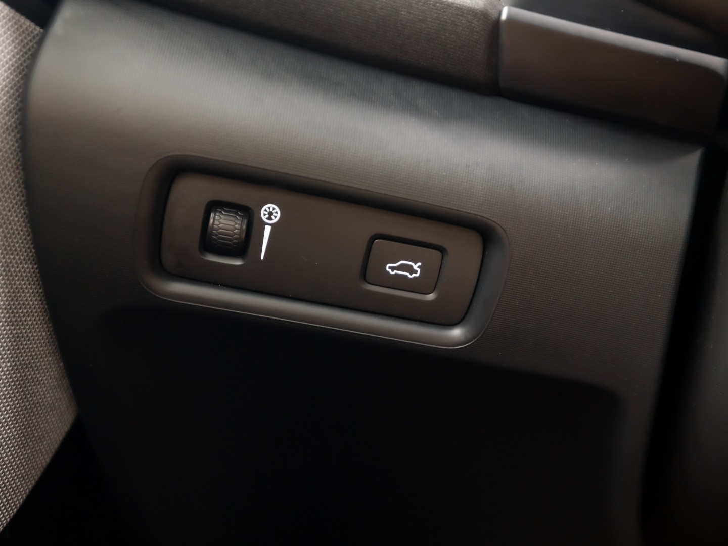 Polestar 2 Long Range Dual Motor Launch Edition 78kWh 408Pk Automaat (PANORAMADAK, HARMAN/KARDON, APPLE CARPLAY, 360 CAMERA, STOELVENTILATIE, MEMORY SEATS, GETINT GLAS, TREKHAAK, ELEK ACHTERKLEP, NIEUWSTAAT)