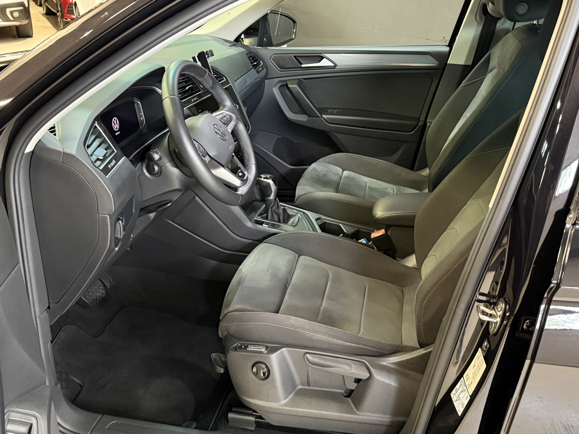 Volkswagen Tiguan 1.4 TSI eHybrid R-Line Business+ | Camera | Stoelverwarming | Dodehoeksensoren