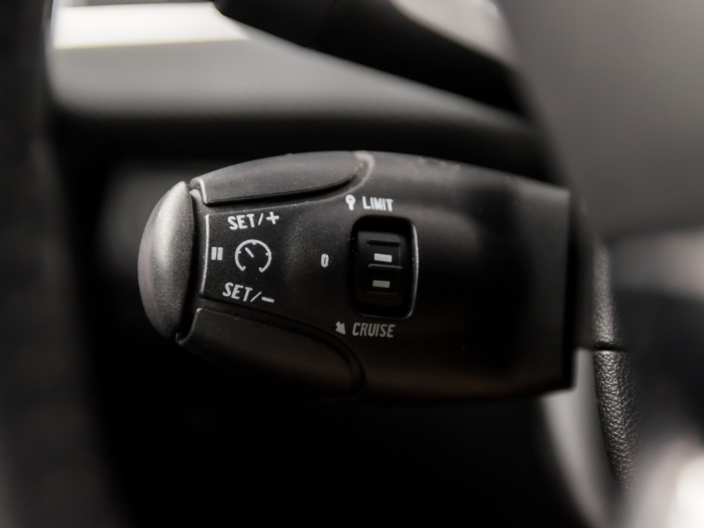 Peugeot 2008 1.2 VTi Sport (PANORAMADAK, NAVIGATIE, PARKEERSENSOREN, SPORTSTOELEN, CRUISE, NIEUWE APK, NIEUWSTAAT)