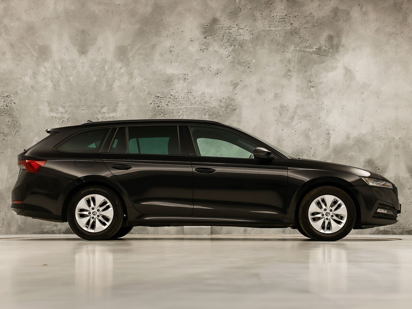 Škoda Octavia Combi 1.0 TSI Sport (KUIPSTOELEN, 1e EIGENAAR, APPLE CARPLAY, GROOT NAVI, GETINT GLAS, ZWART HEMEL, KEYLESS, NIEUWSTAAT)