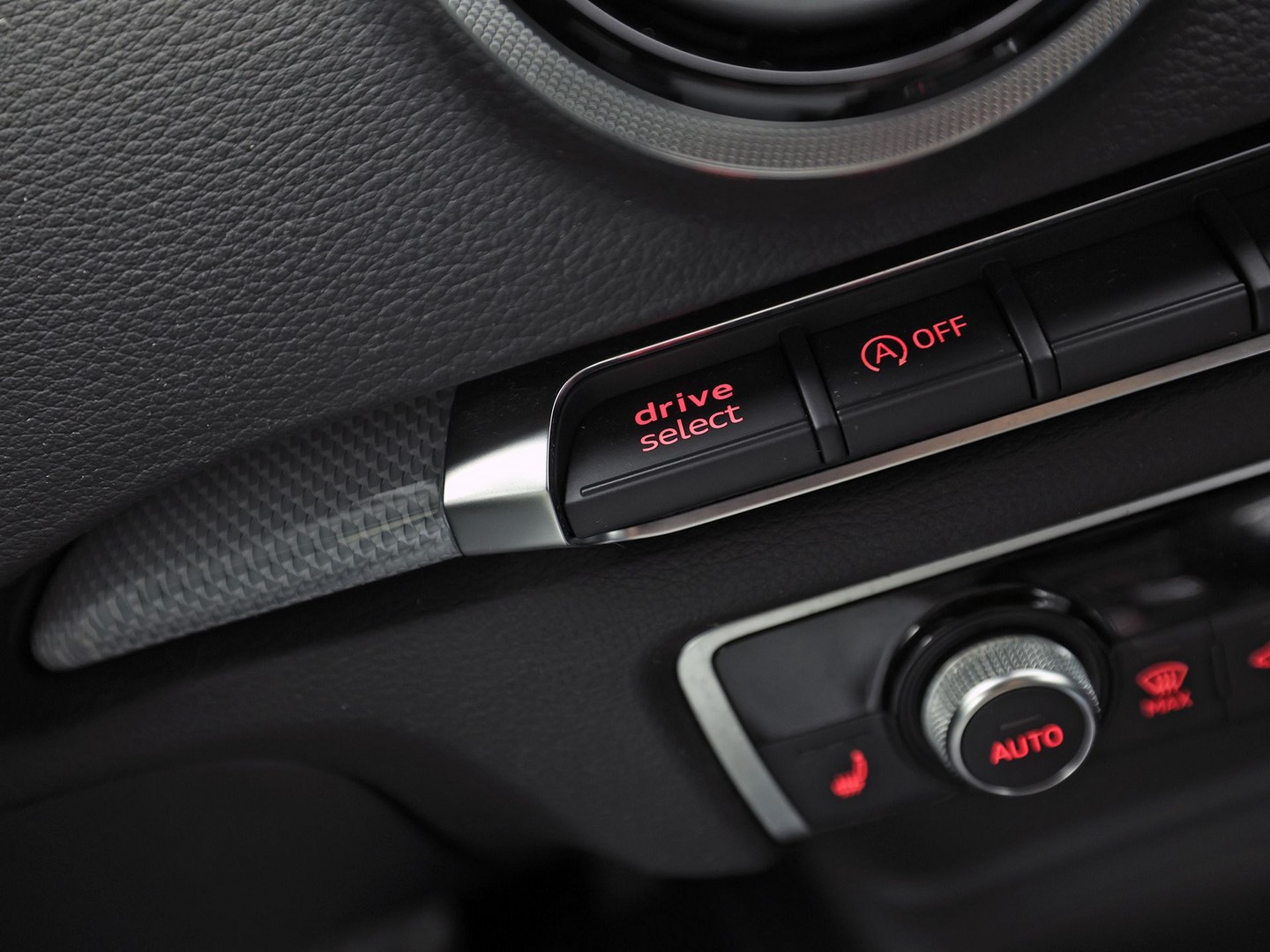 Audi A3 Sportback 1.4 TFSI S-Line Sport Automaat (NAVIGATIE, CLIMATE, LEDER/ALCANTARA, KEYLESS, SPORTSTOELEN, STOELVERWARMING, GETINT GLAS, CRUISE, NIEUWSTAAT)