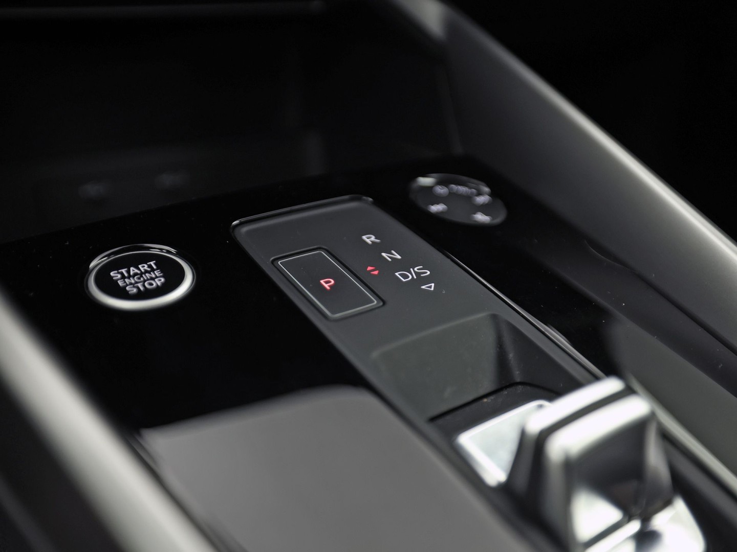 Audi A3 Sportback 30 TFSI S-Line Automaat (2X S-LINE, APPLE CARPLAY, STOELVERWARMING, PLAT S-LINE SPORTSTUUR, GETINT GLAS, SPORTSTOELEN, PARKEERSENSOREN, NIEUWSTAAT)