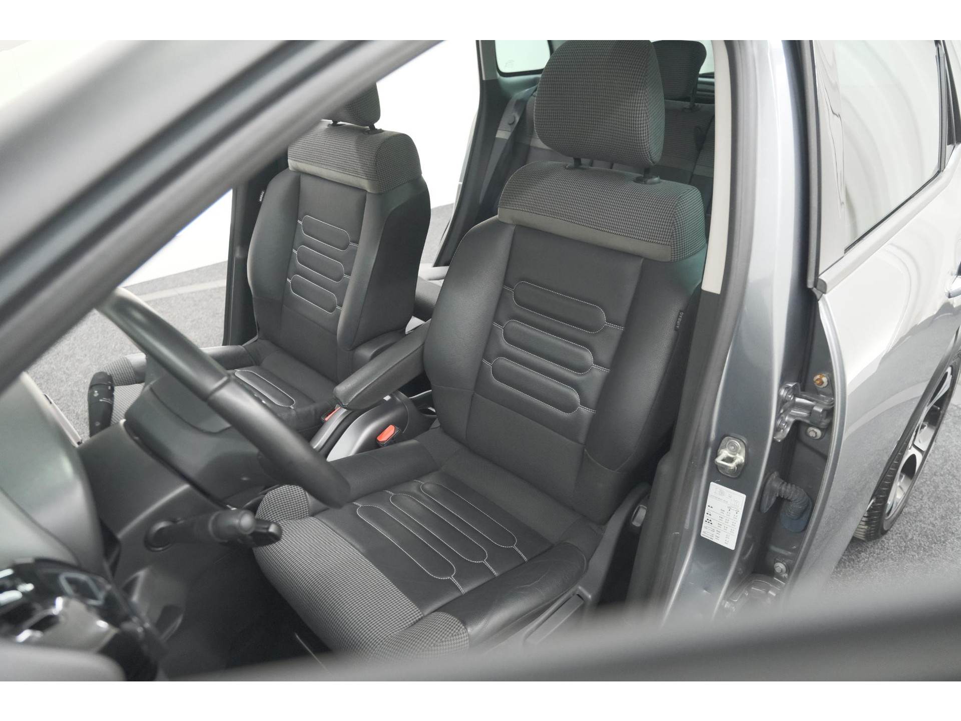 Citroen C3 Aircross PureTech 110 EAT6 Shine | Trekhaak | Panoramadak | Head-Up Display | Camera | Navigatie