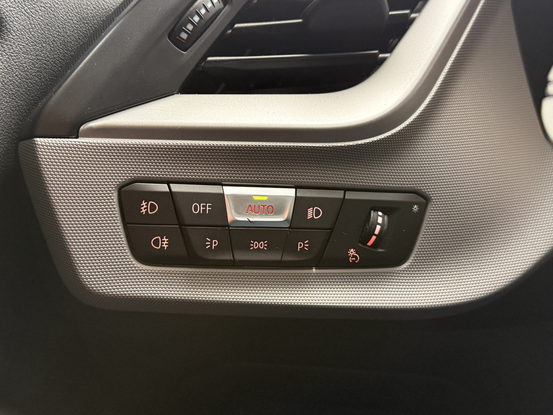 BMW 1-serie 116i Business Edition | Zwarte grill | Apple Carplay | DAB+ | PDC V+A