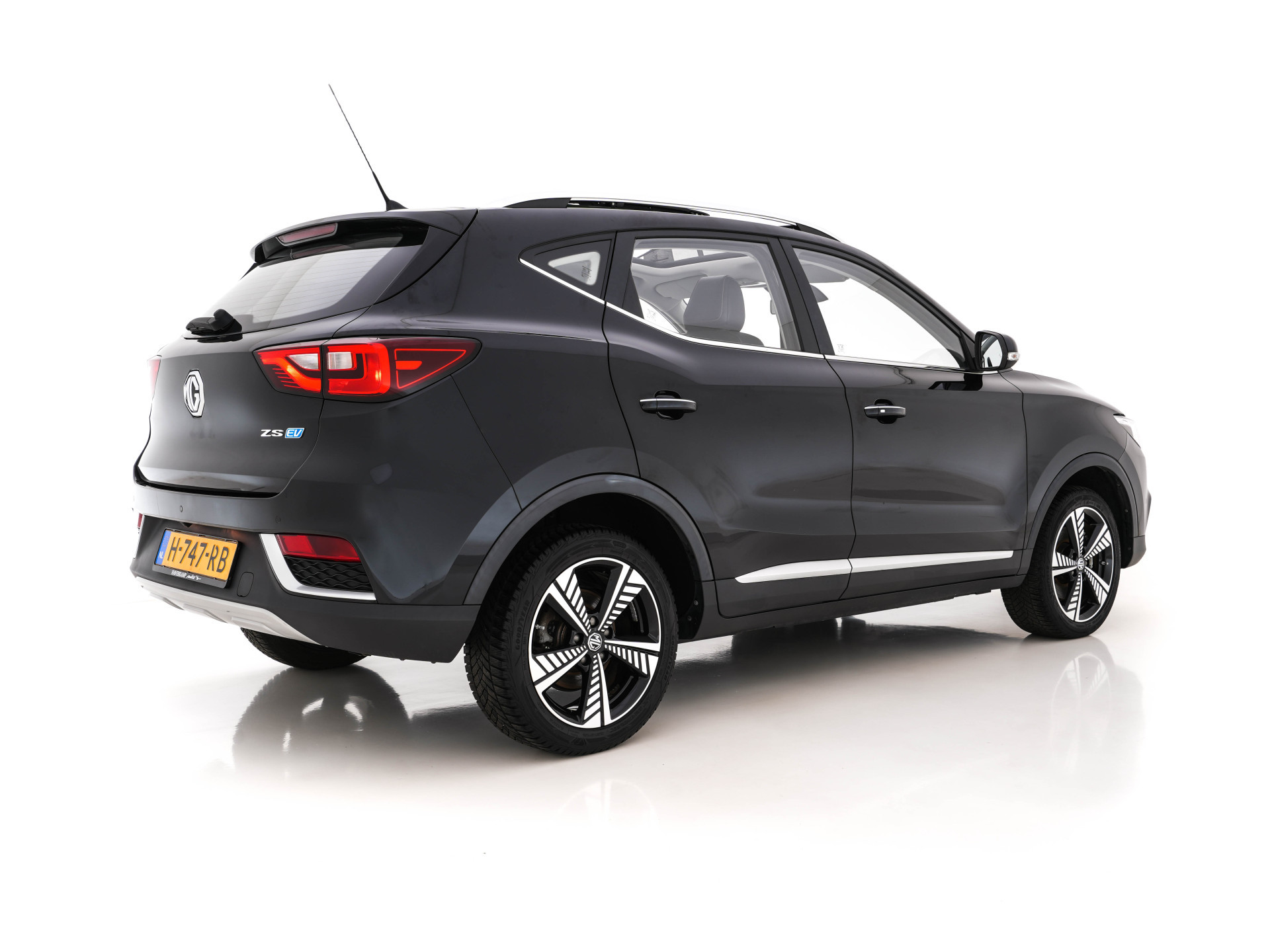 MG ZS EV Luxury 45 kWh { SOH-90%} (INCL-BTW) *PANO | LEATHER | CCS-FASTLOADER | KEYLESS | NAVI-FULLMAP | ADAPTIVE-CRUISE | CAMERA | CARPLAY | DAB | LANE-ASSIST | SPORT-SEATS | 17"ALU*