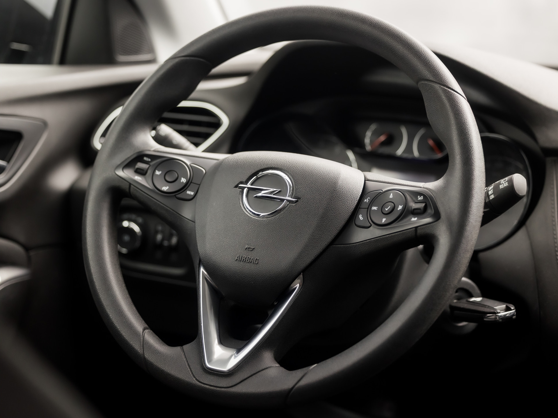Opel Grandland X 1.2 Turbo Sport (APPLE CARPLAY, NAVIGATIE, GETINT GLAS, CRUISE, SPORTSTOELEN, ARMSTEUN, LM VELGEN, NIEUWE APK, NIEUWSTAAT)