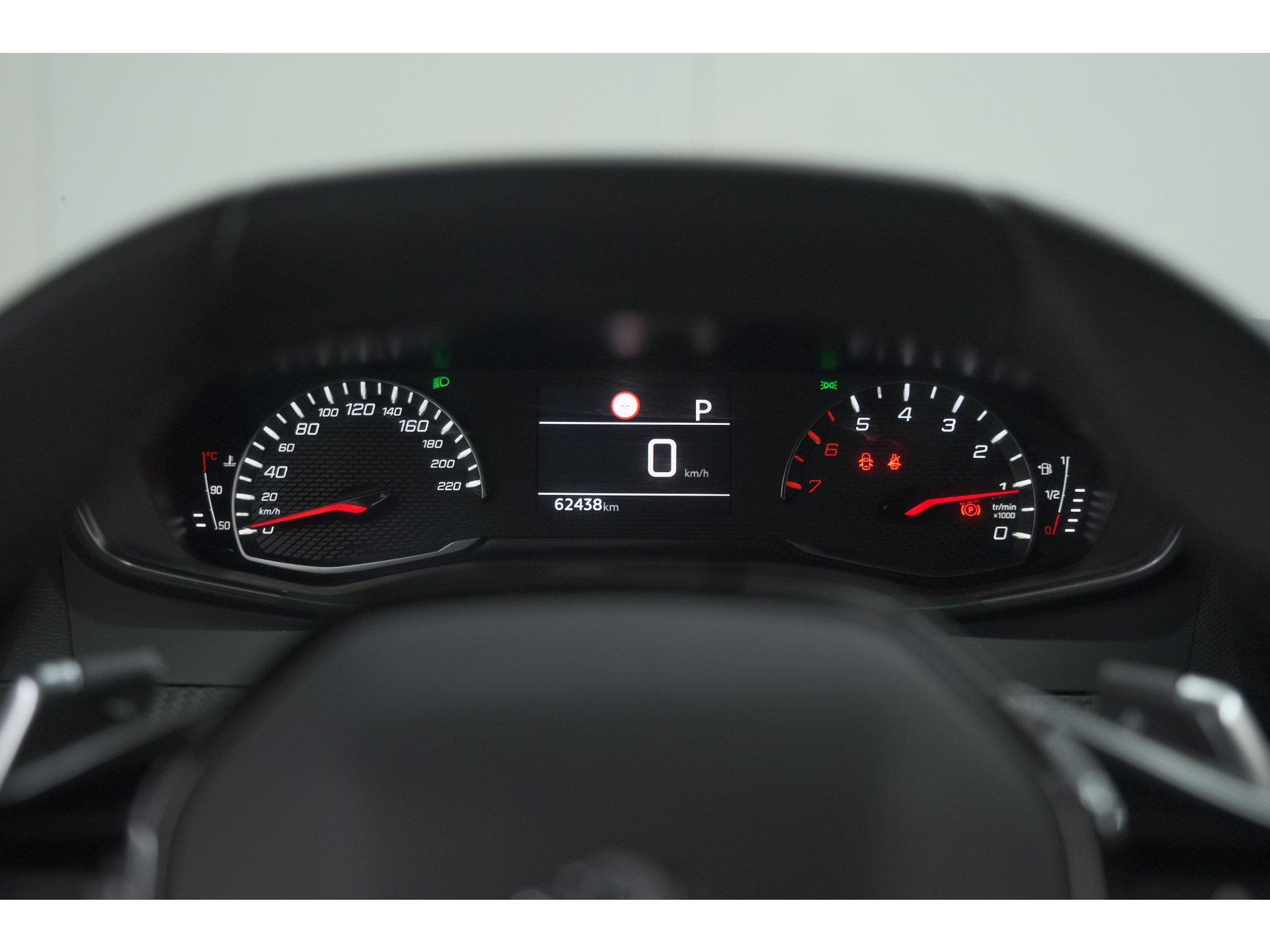Peugeot 2008 PureTech 130 EAT8 Active Pack | Parkeersensoren | Apple CarPlay | Climate Control | Stoelverwarming