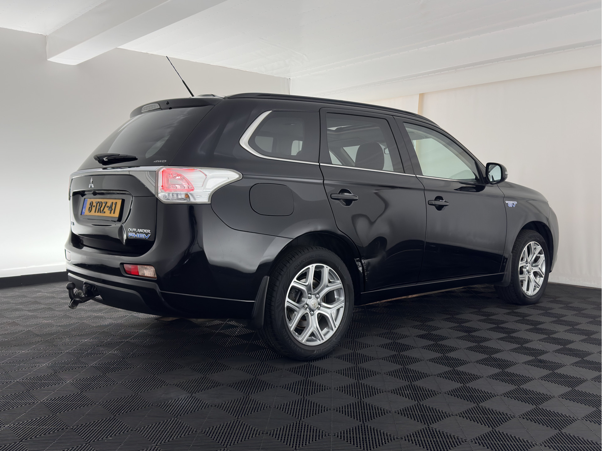 Mitsubishi Outlander 2.0 PHEV Instyle+ (Plug-In) Aut.* FULL-LEATHER | XENON | NAVI-FULLMAP | KEYLESS | CAMERA | HEATED-COMFORTSEATS | ECC | SHIFT-PADDELS | PDC | CRUISE | DAB | TOWBAR | PRIVACY-GLASS | LANE-ASSIST | 18'' ALU*