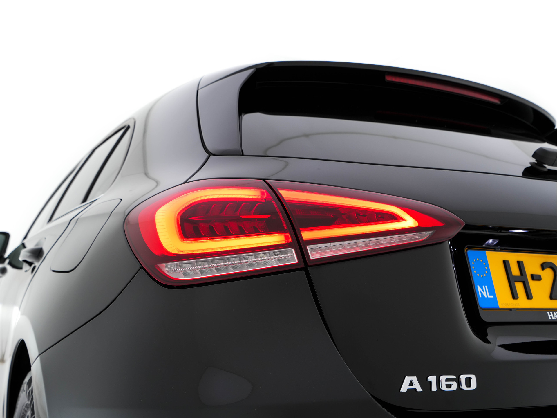 Mercedes-Benz A-klasse 160 Business Solution (INCL-BTW) *LEATHER- FABRIC | FULL-LED | WIDE-SCREEN-COCKPIT | CAMERA | NAVI-FULLMAP | HEATED-COMFORTSEATS | ECC | PRIVACY-GLASS | PDC | KEYLESS | CRUISE | CARBON-INLAY | 16''ALU*