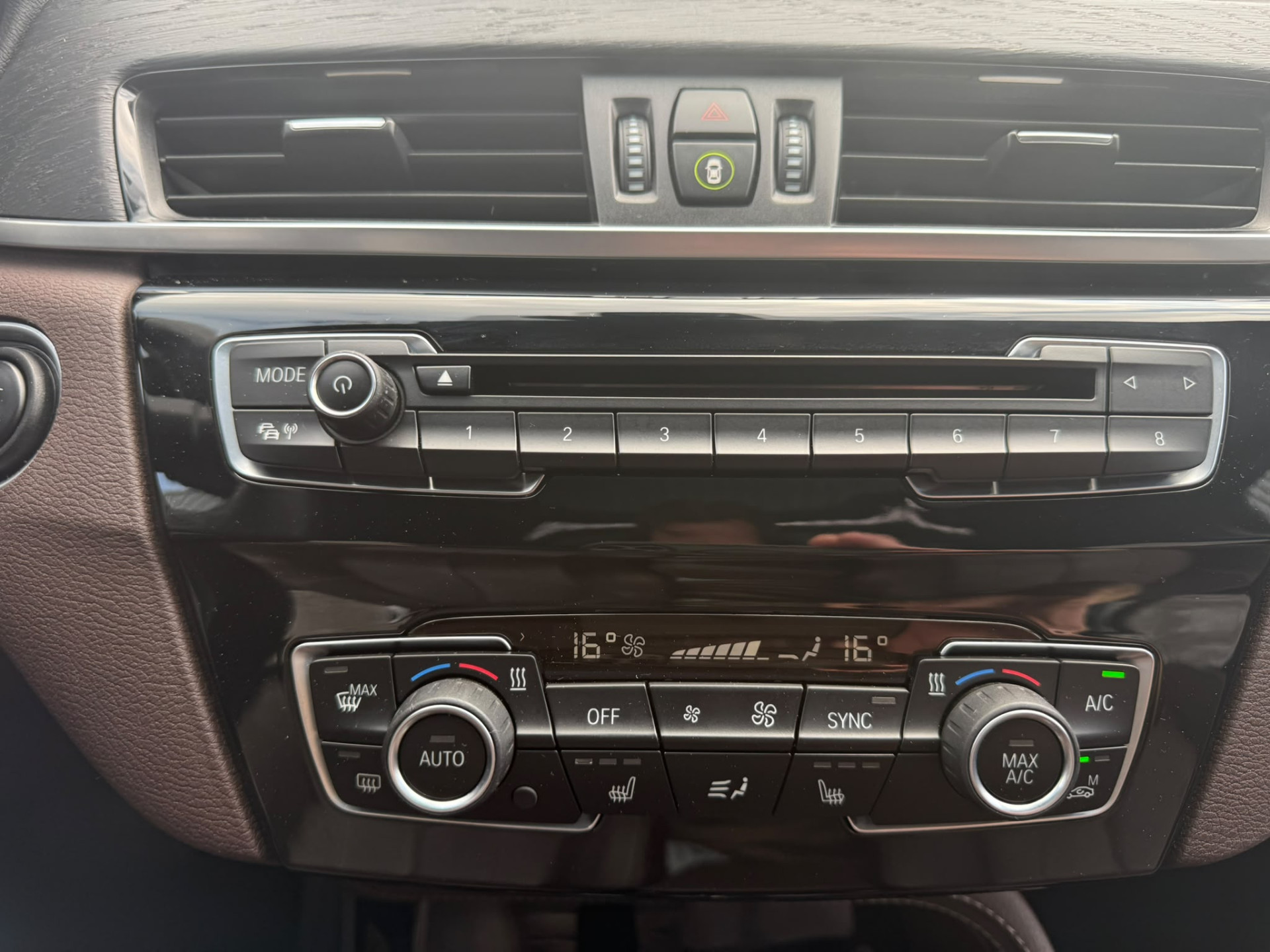 BMW X1 xDrive20i xLine | 3E EIGENAAR | 3/6/12MND GARANTIE| PANO DAK | HEAD UP | LEDER | NAVI |
