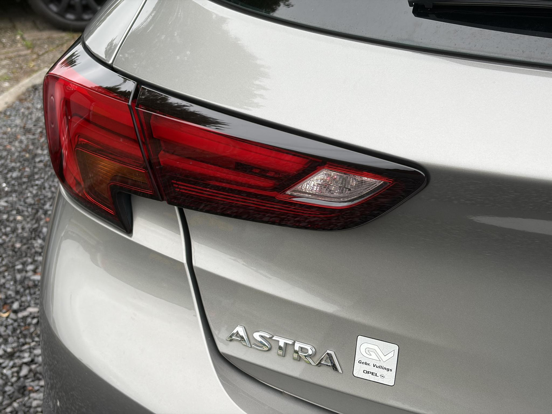 Opel Astra 1.4 Innovation ✓150pk✓Camera✓2e Eigenaar✓Carplay✓Pano✓Stoelverw✓Stuurverw✓Leder✓Navi✓Trekhaak✓Net beurt gehad✓Automaat✓Keyless✓Clima✓Cruise✓Pdc V+A✓105pk✓N.A.P✓17''Lm velgen✓Rijstrooksensor✓Apk tot 09-2027