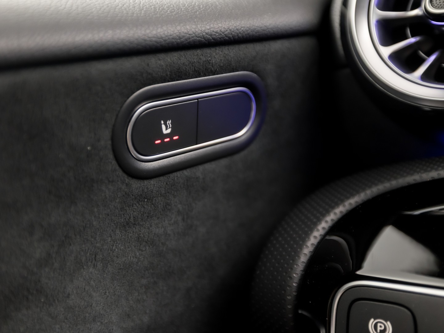 Mercedes-Benz A-Klasse 180 AMG Line Automaat (FABRIEKSGARANTIE, APPLE CARPLAY, GROOT NAVI, SFEERVERLICHTING, CAMERA, KUIPSTOELEN, STOELVERWARMING, GETINT GLAS, NIEUWSTAAT)