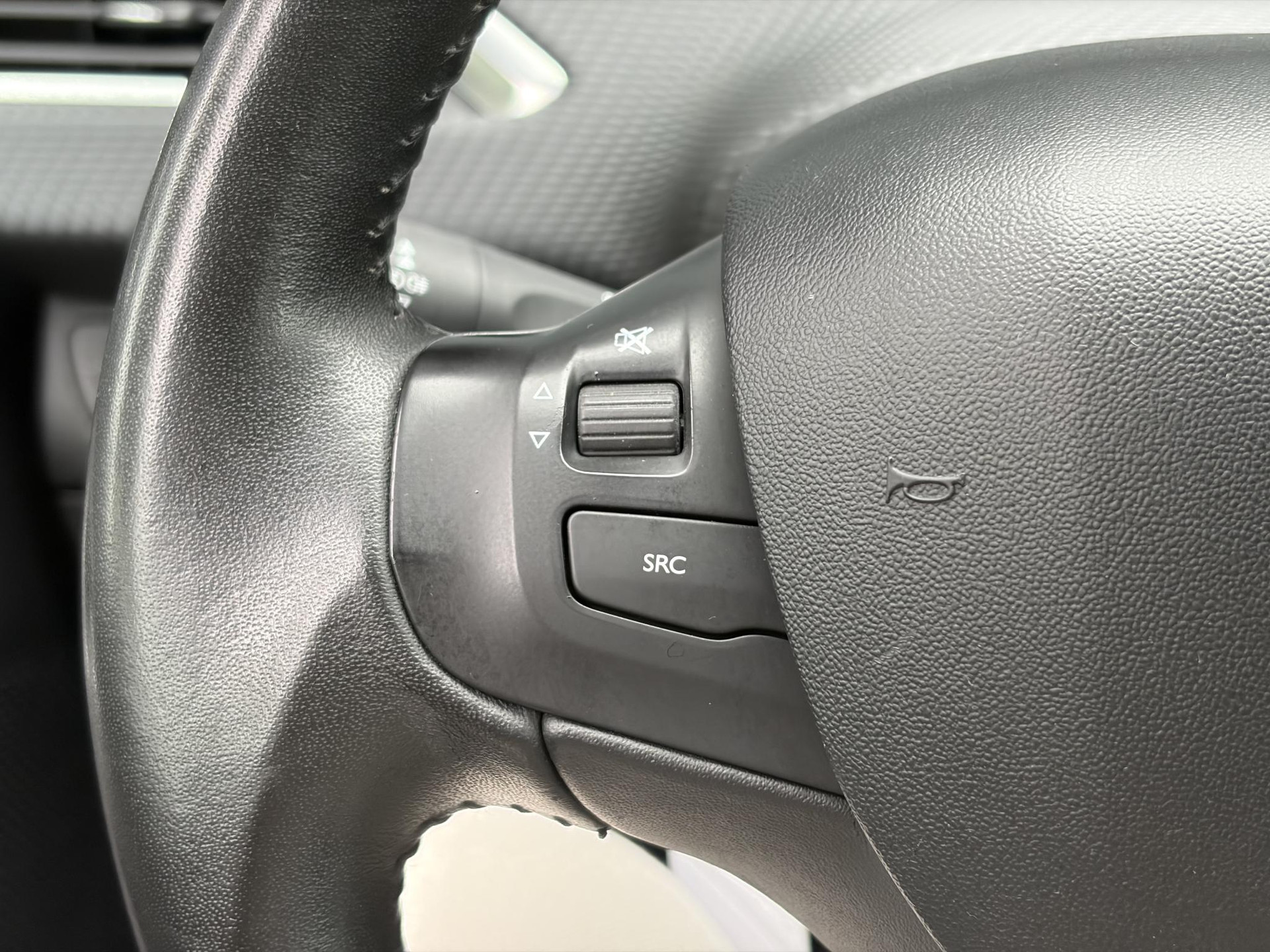 Peugeot 2008 1.2 PureTech Blue Lion ✓D-riem vv in 10-2025✓Navi✓110pk✓Carplay✓Airco✓Cruise✓Pdc✓N.A.P✓Apk tot 12-2026