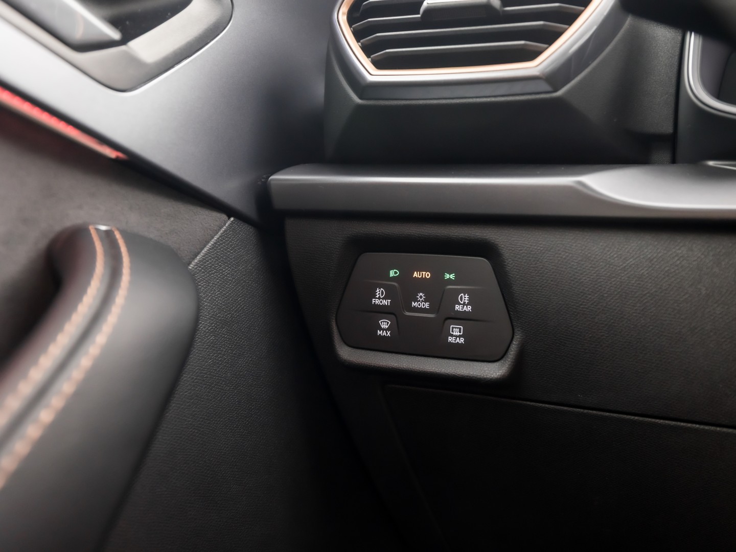 CUPRA Leon 1.5 TSI Sport 150Pk Automaat (APPLE CARPLAY, GROOT NAVI, KUIPSTOELEN, SENNHEISER AUDIO, CAMERA, STUUR/STOELVERWARMING, GETINT GLAS, NIEUWSTAAT)