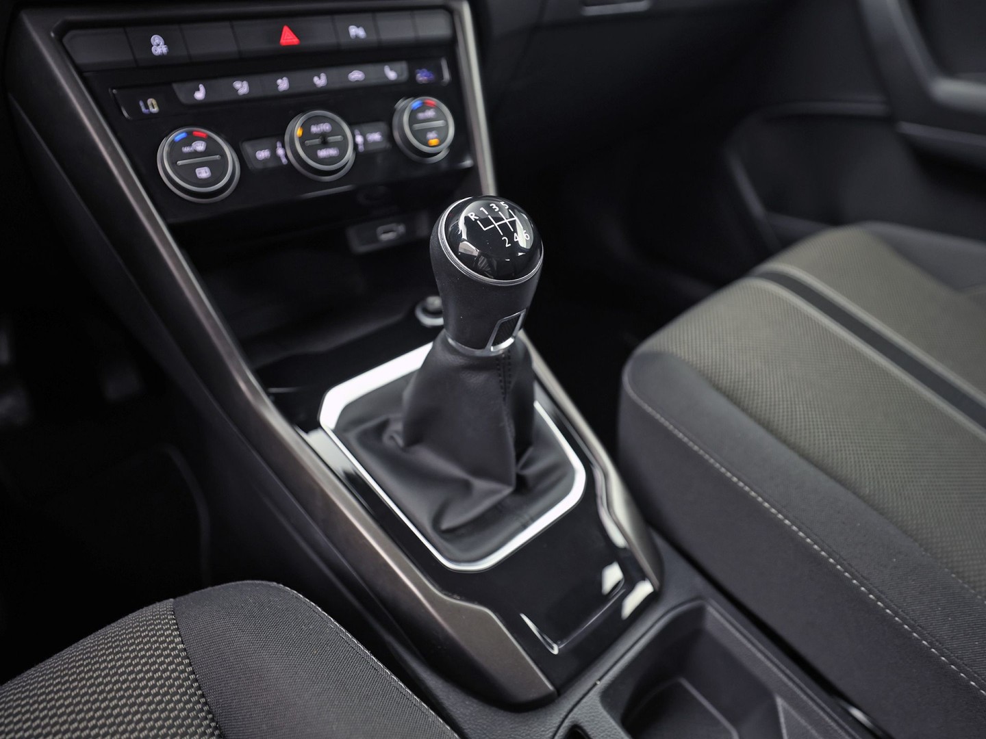 Volkswagen T-Roc 1.0 TSI Sport (APPLE CARPLAY, GROOT NAVI, CLIMATE, STOELVERWARMING, TREKHAAK, SPORTSTOELEN, PARKEERSENSOREN, ADAPTIVE CRUISE, NIEUWSTAAT)
