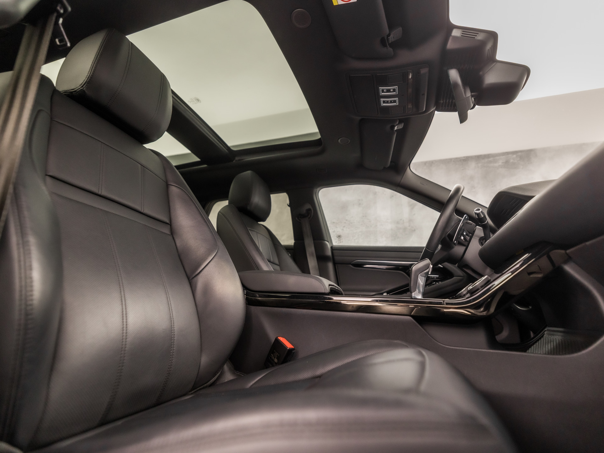 Land Rover Range Rover Evoque 1.5 P300e AWD R-Dynamic SE 309Pk Automaat (PANORAMADAK, APPLE CARPLAY, 360 CAMERA, MERIDIAN AUDIO, MEMORY SEATS, STUUR/STOELVERWARMING, ADAPTIVE CRUISE, VIRTUAL DASHBOARD, NIEUWSTAAT)