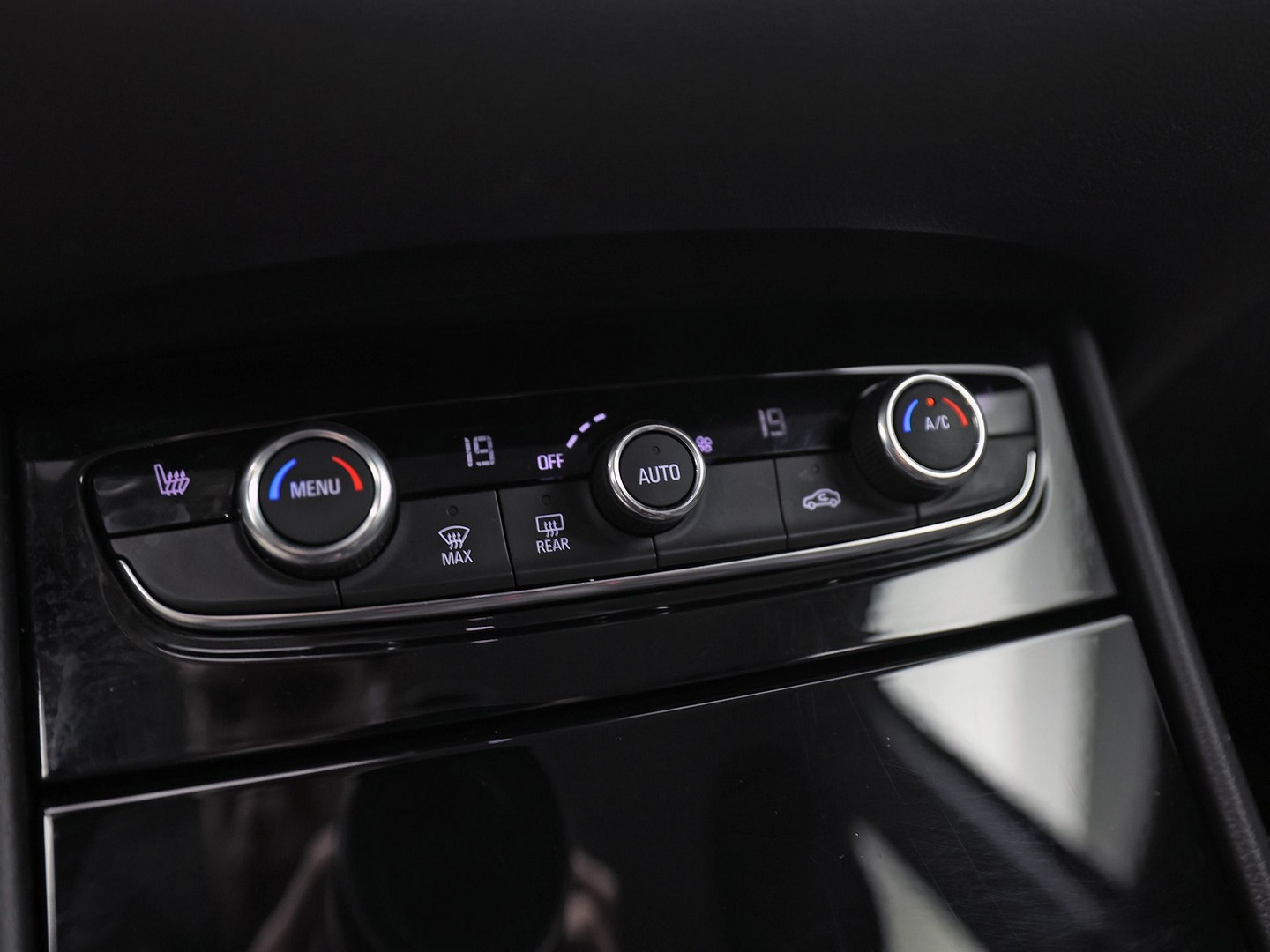 Opel Grandland X 1.2 Turbo Innovation (APPLE CARPLAY, GROOT NAVI, CLIMATE, STUUR/STOELVERWARMING, KEYLESS, CAMERA, SPORTSTOELEN, GETINT GLAS, ELEK ACHTERKLEP, NIEUWE APK, NIEUWSTAAT)