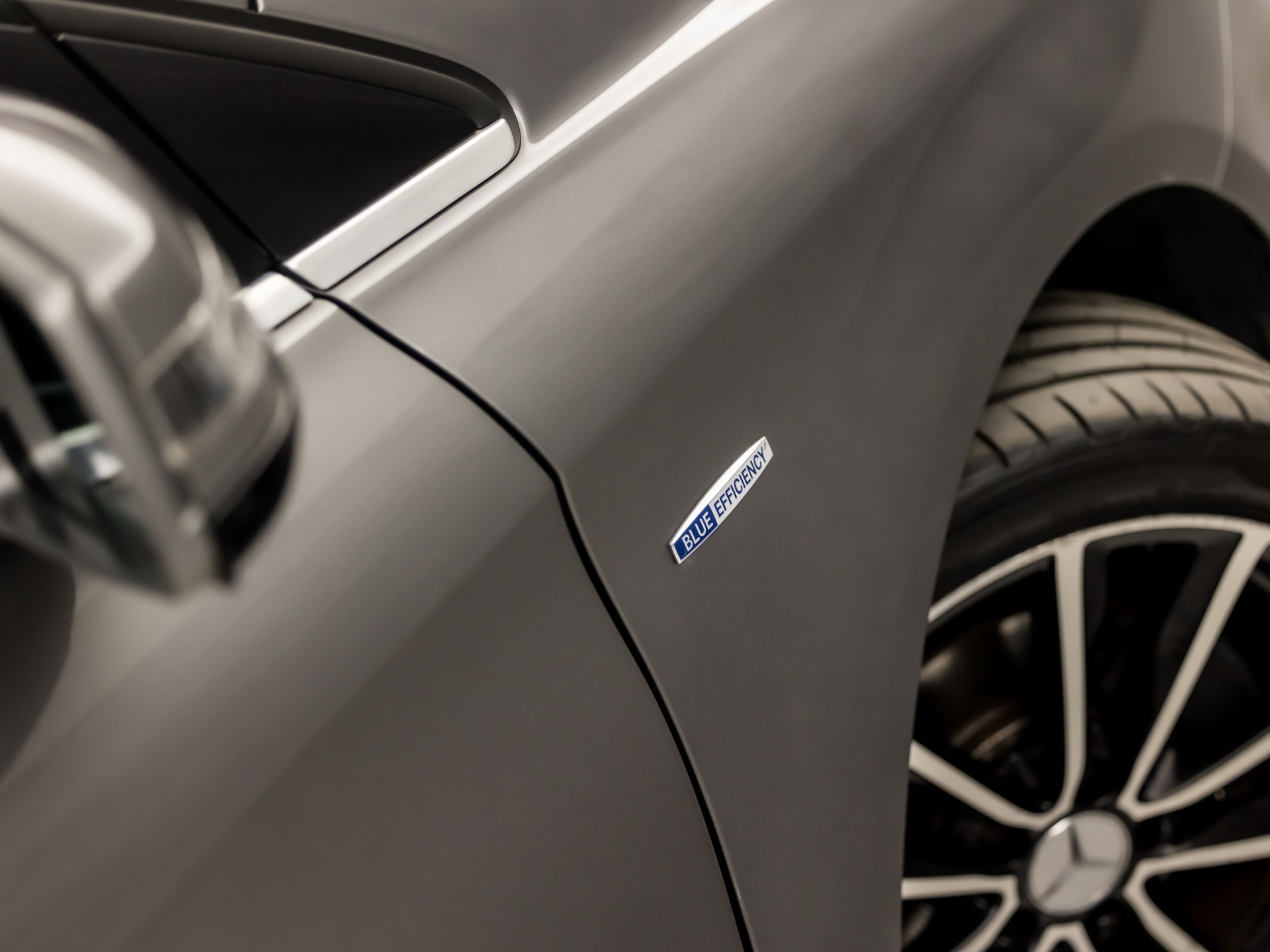 Mercedes-Benz B-Klasse 200 AMG Sport 157Pk (GROOT NAVI, CLIMATE, CAMERA, HARMAN/KARDON, STOELVERWARMING, LEDEREN SPORTSTOELEN, HARMAN/KARDON, XENON, ZWART HEMEL, NIEUWSTAAT)