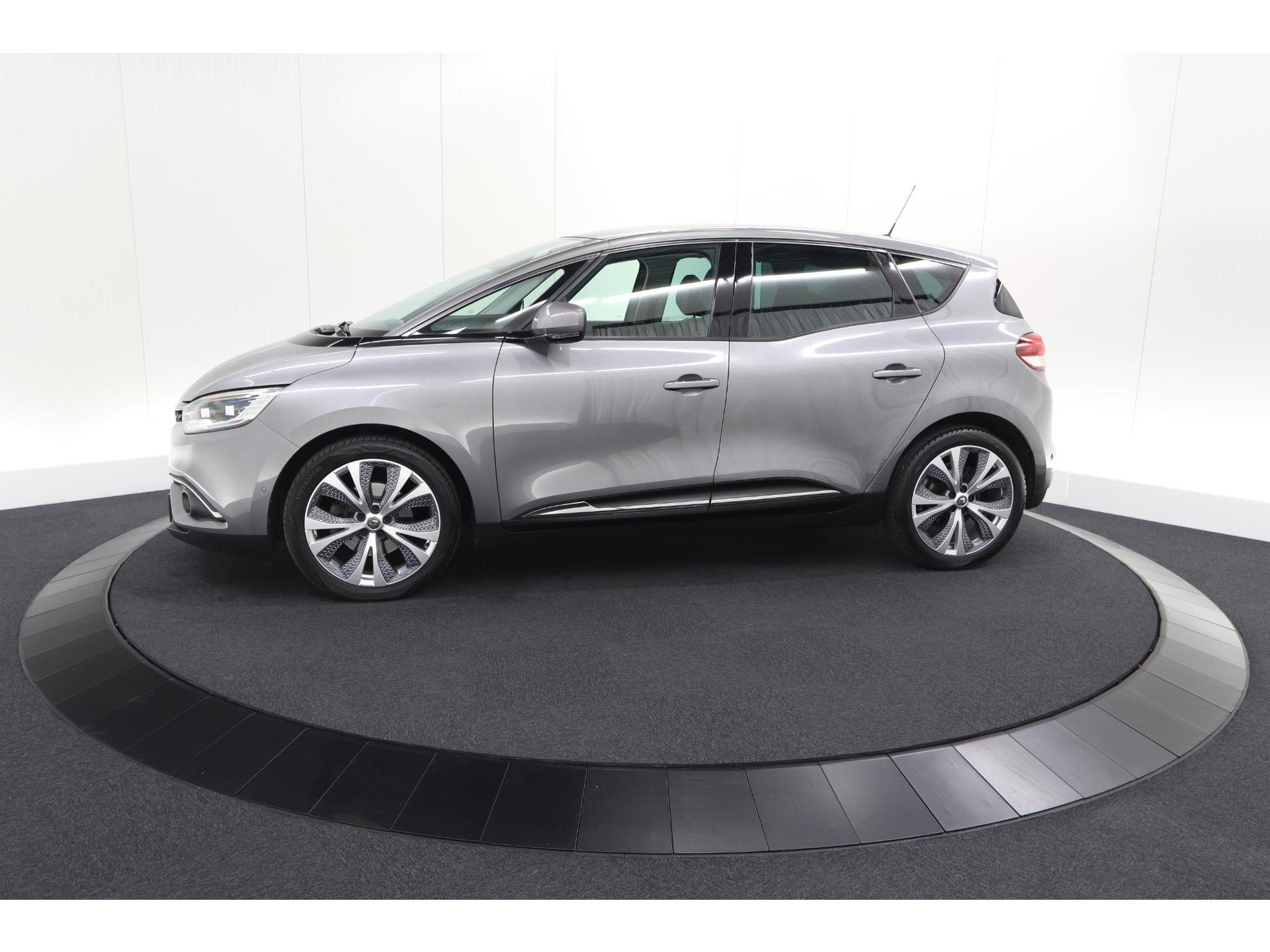 Renault Scénic TCe 130 Intens | Trekhaak | Panoramadak | Camera | Apple Carplay | Dodehoekdetectie