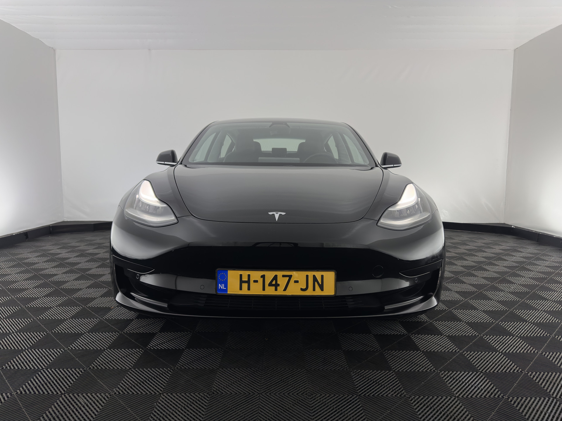 Tesla Model 3 Standard RWD Plus 60 kWh [ 3-Fase ] {SOH-86%} (INCL-BTW) Aut. *PANO | AUTO-PILOT | LEATHER | KEYLESS | FULL-LED | MEMORY-PACK | SURROUND-VIEW | DAB | CARPLAY | DIGI-COCKPIT | LANE-ASSIST | COMFORT-SEATS | 18"ALU*
