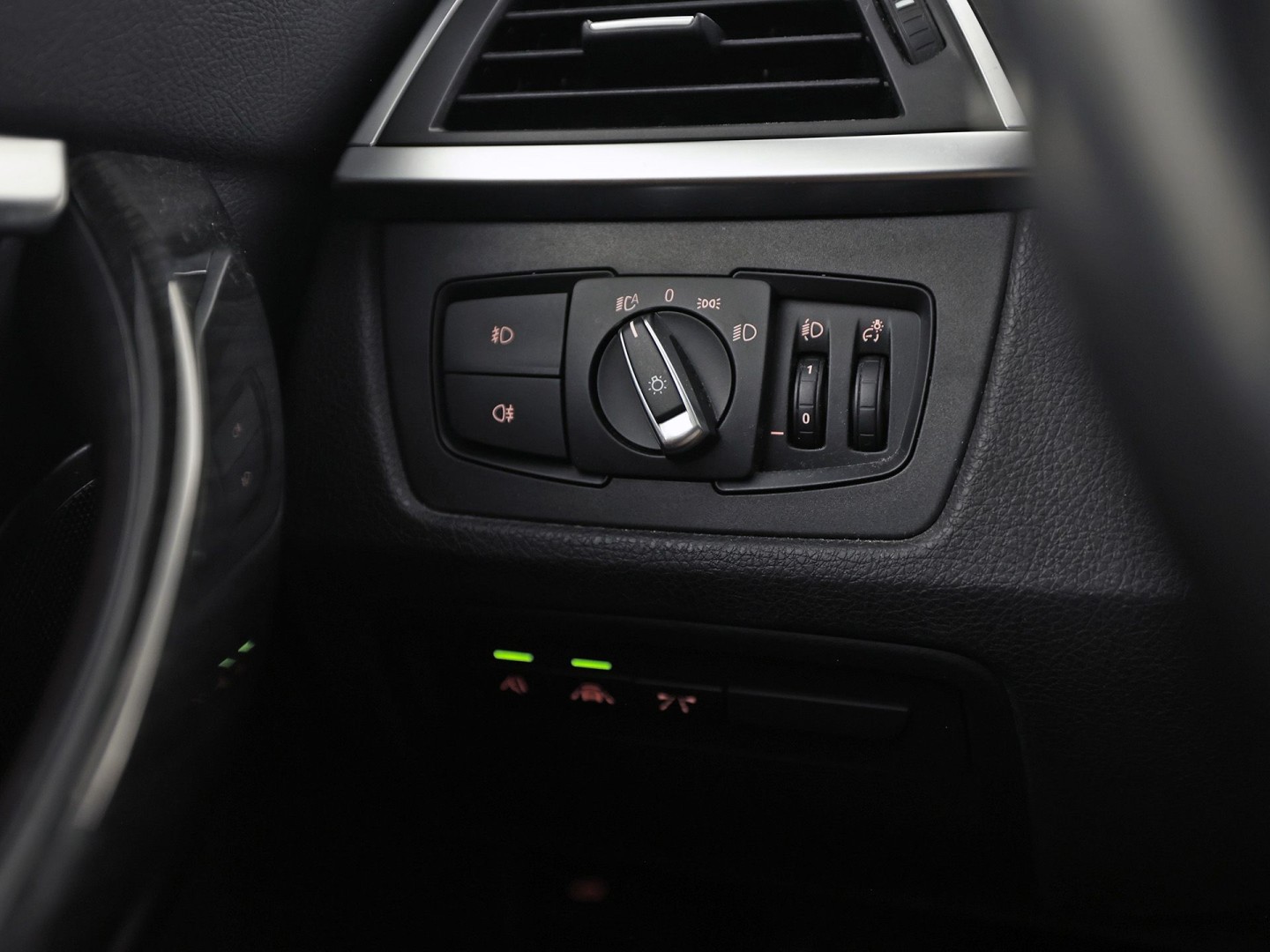 BMW 3 Serie 318i M Sport Automaat (PANORAMADAK, M PAKKET, GROOT NAVI, CAMERA, DEALER ONDERHOUDEN, COGNAC LEDER, SPORTSTOELEN, STOELVERWARMING, VIRTUAL COCKPIT, NIEUWSTAAT)