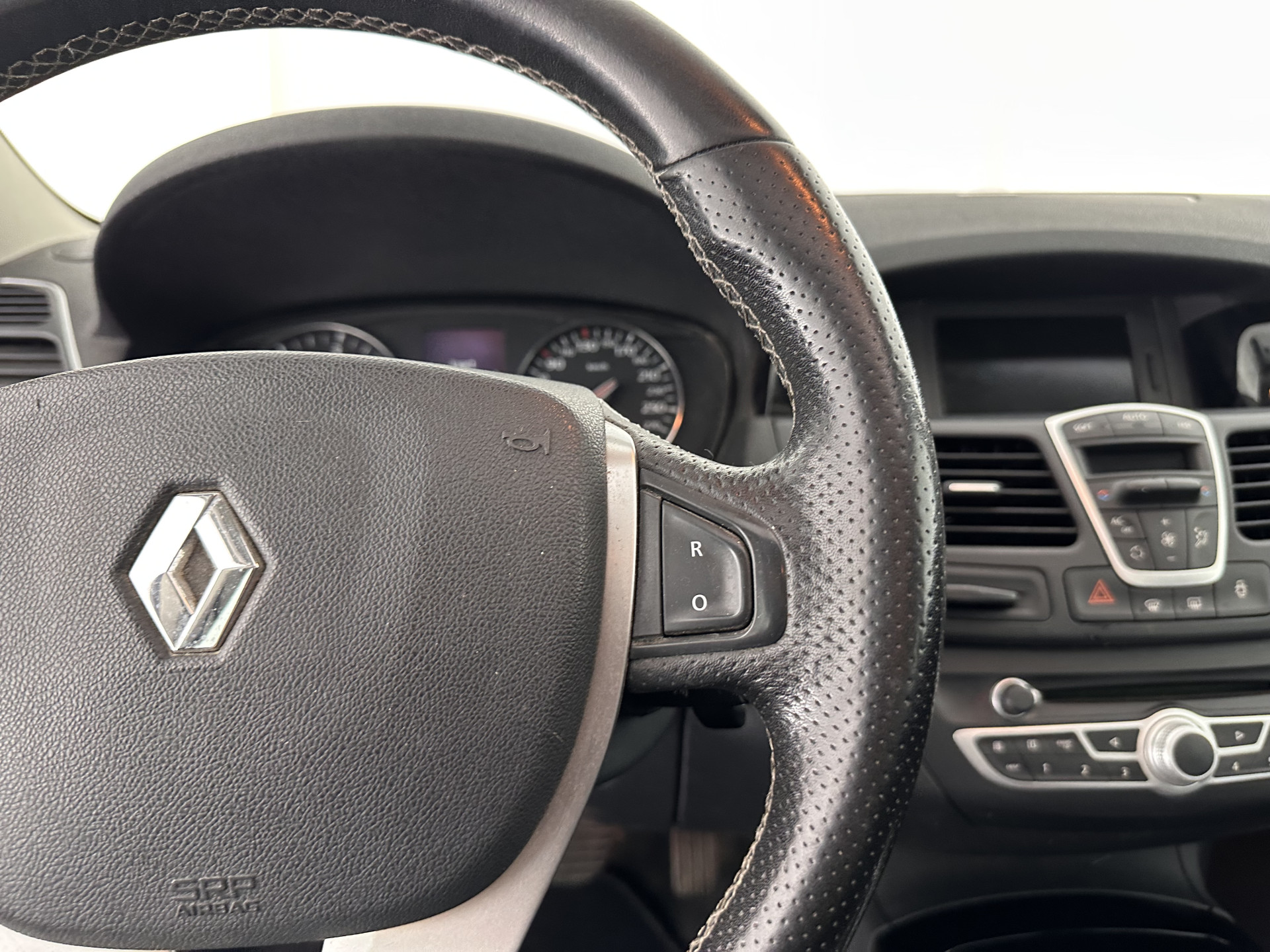 Renault Laguna 2.0 dCi S/S (INCL-BTW) *PANO | LEATHER-MICROFIBRE | BI-XENON | KEYLESS | NAVI-FULLMAP | COMFORT-SEATS | ECC | PDC | CRUISE | TOWBAR | 18''ALU*