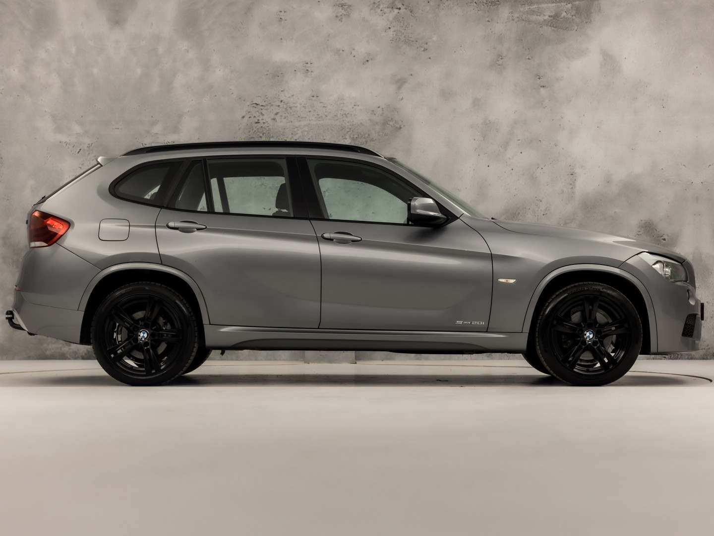 BMW X1 sDrive20i M Sport 184Pk Automaat (GROOT NAVI, CLIMATE, ALCANTARA, TREKHAAK, SPORTSTOELEN, XENON, ZWART HEMEL, PARKEERSENSOREN, NIEUWSTAAT)