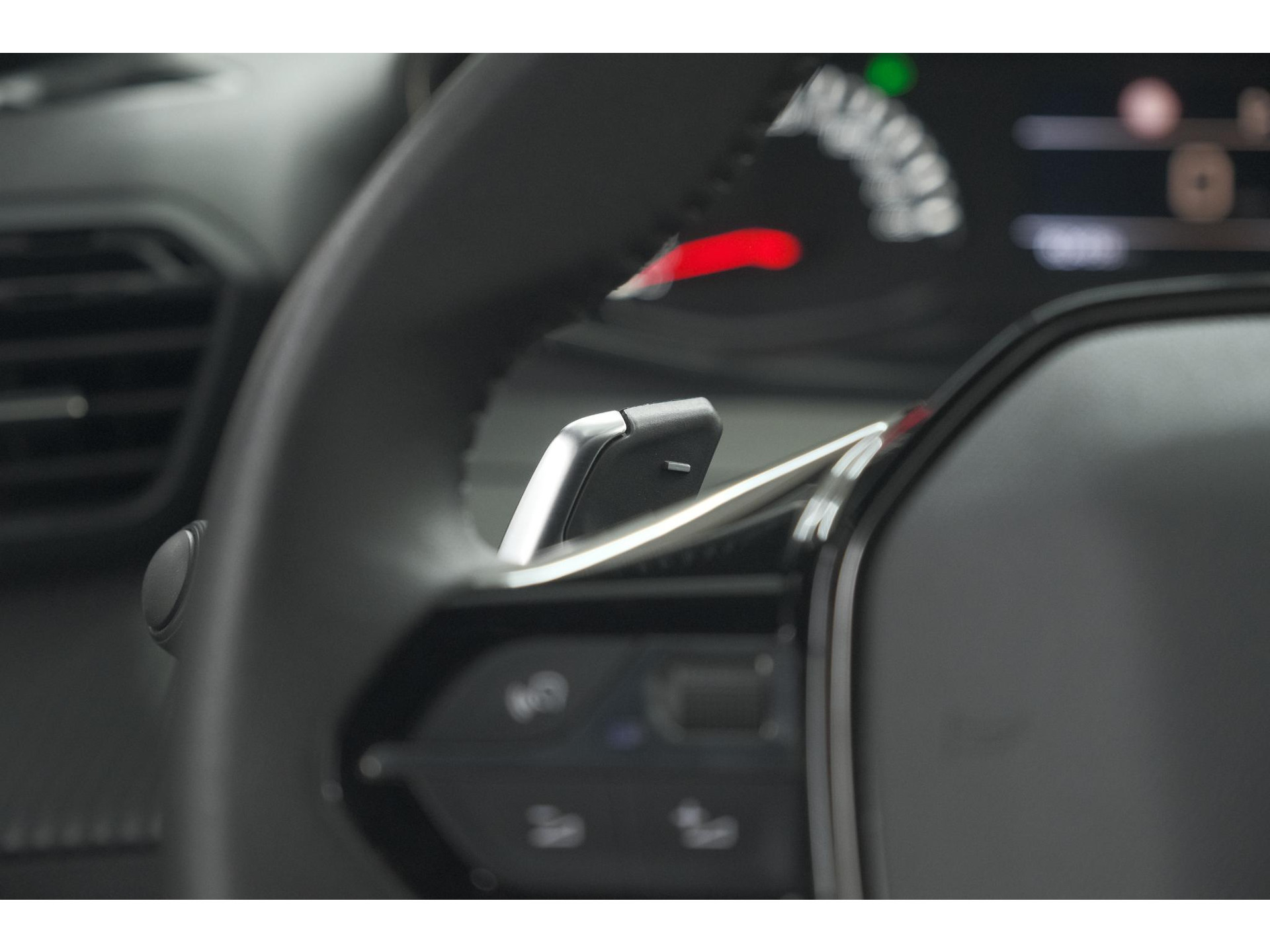 Peugeot 2008 PureTech 130 EAT8 Active Pack | Parkeersensoren | Apple CarPlay | Climate Control | Stoelverwarming