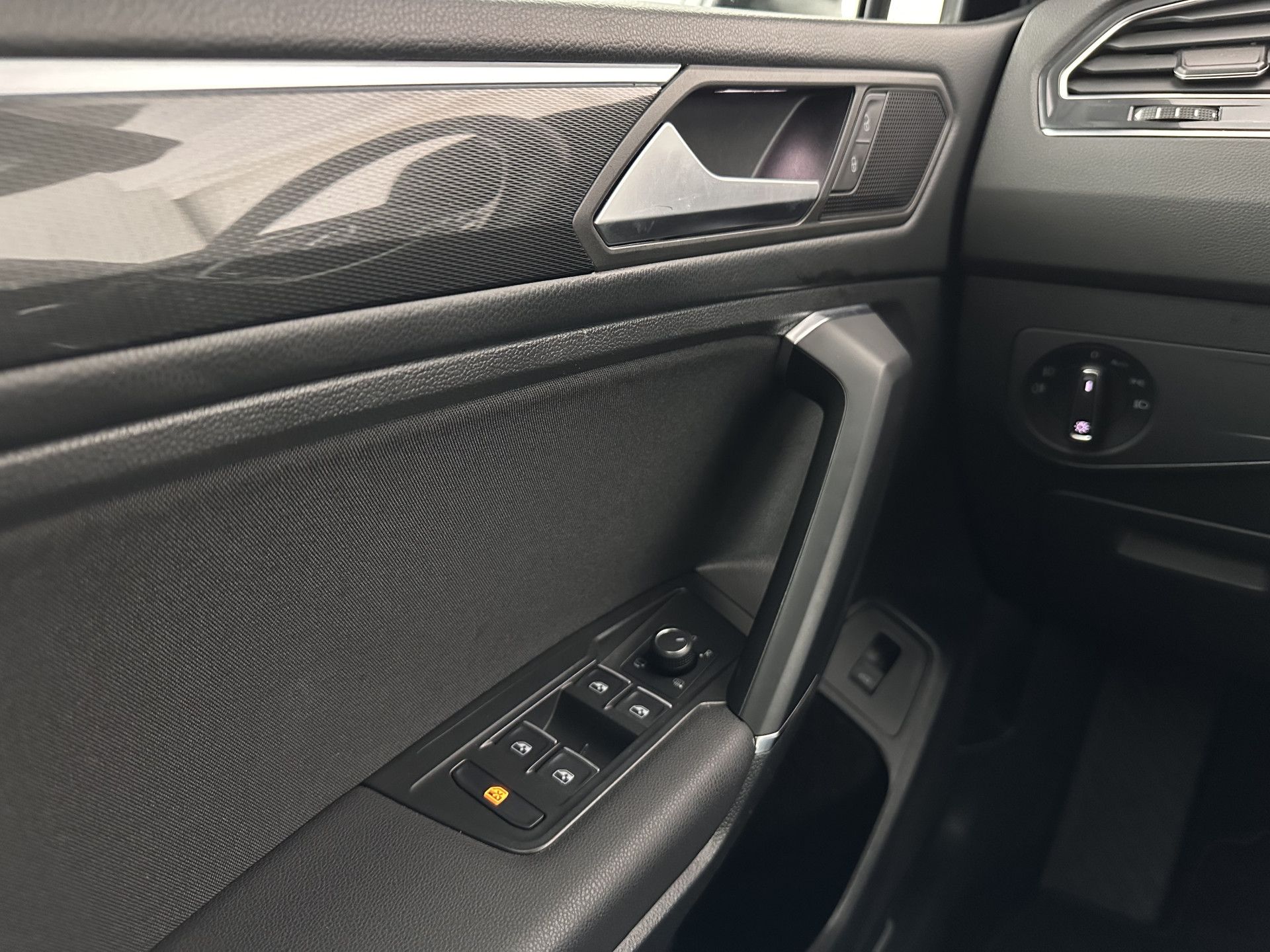 Volkswagen Tiguan Allspace 1.5 TSI R-Line Highline Business [ 7-Pers. ] Aut. *PANO | ARTVELOURS | FULL-LED | DIGI-COCKPIT | KEYLESS | ADAPTIVE-CRUISE | CAMERA | SHIFTPADDLES | CARPLAY | DAB+ | HEATED-COMFORTSEATS | NAVI-FULLMAP | PRIVACYGLASS | 19''ALU*