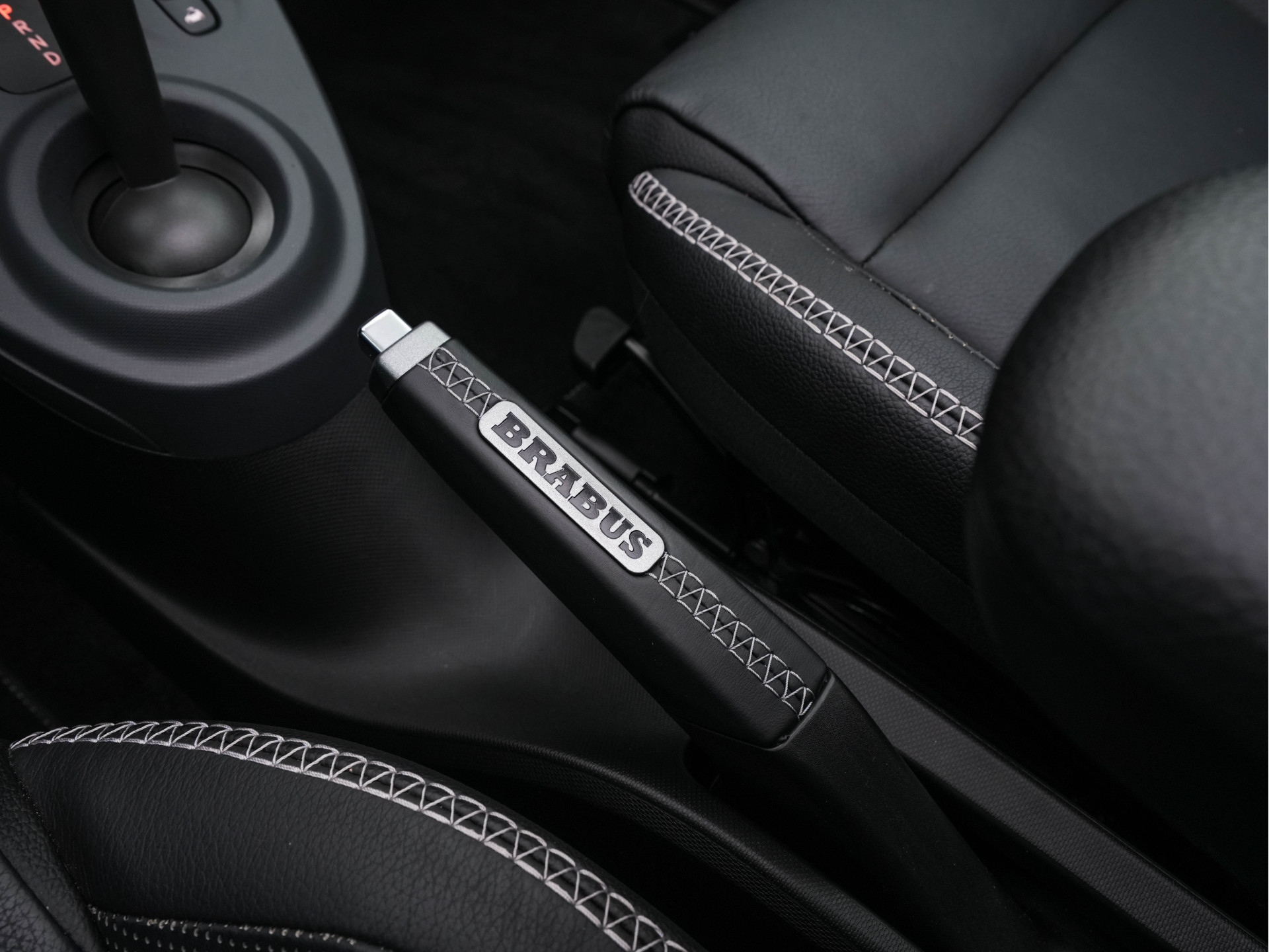 Smart fortwo cabrio EQ BRABUS Style 18 kWh [ 3-Fase ] *LEATHER | HEATED-SPORTSEATS | NAVI-FULLMAP | CAMERA | DAB+ | AIRCO | PDC | CRUISE | 16''ALU*