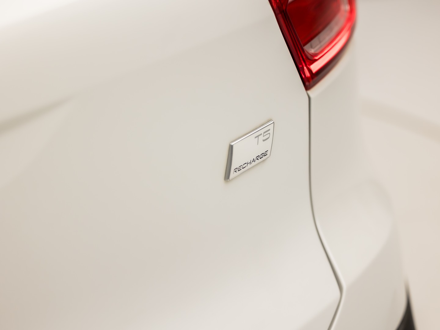 Volvo XC40 1.5 T5 Recharge Inscription Sport 252Pk Automaat (PANORAMADAK, APPLE CARPLAY, MEMORY SEAT, LEDER, 360 CAMERA, SPORTSTOELEN, STUUR/STOELVERWARMING, GETINT GLAS, ELEK ACHTERKLEP, NIEUWE APK, NIEUWSTAAT)