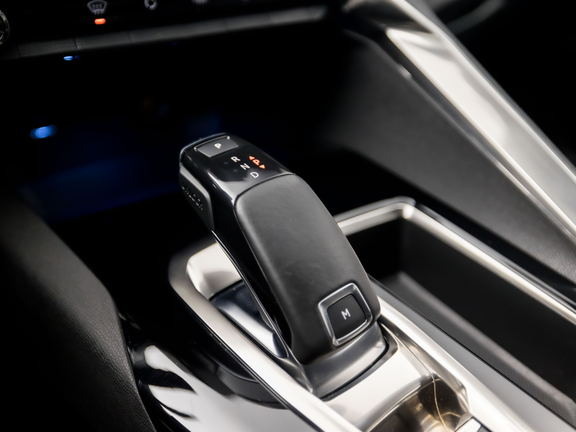 Peugeot 3008 1.2 PureTech Allure Automaat (APPLE CARPLAY, LED KOPLAMPEN, FOCAL AUDIO, LEDER, SPORTSTOELEN, GETINT GLAS, CRUISE, DAKRAILS, NIEUWSTAAT)