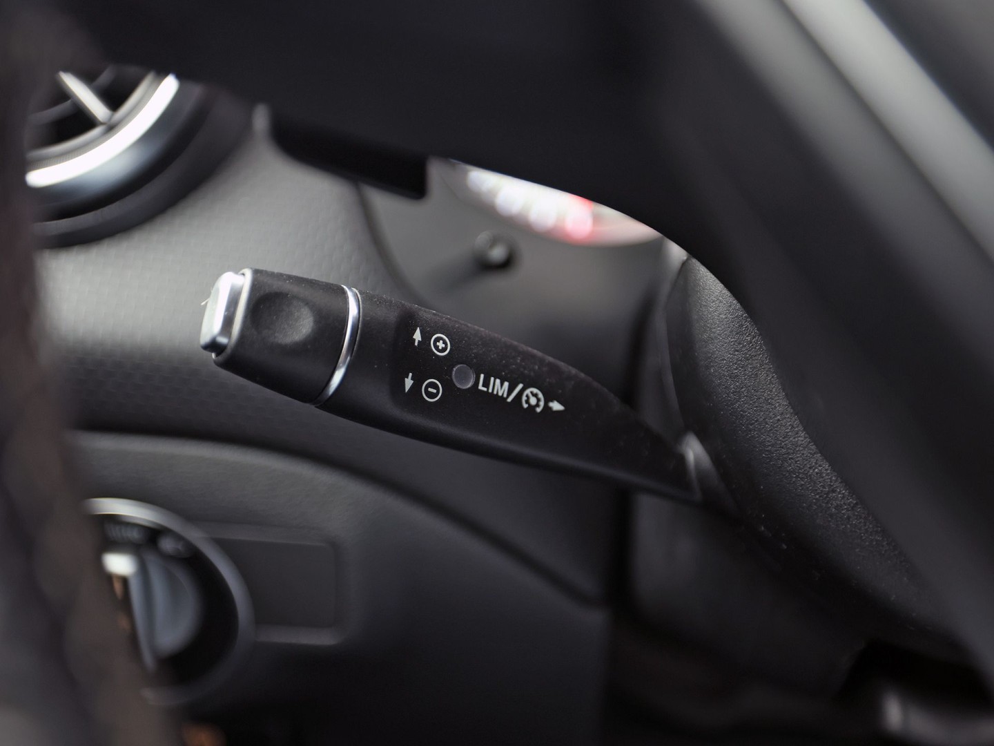 Mercedes-Benz A-Klasse 180 AMG Sport Automaat (NAVIGATIE, LEDER, STOELVERWARMING, SPORTSTOELEN, ZWART HEMEL, PARKEERSENSOREN, TREKHAAK, CRUISE, NIEUWSTAAT)