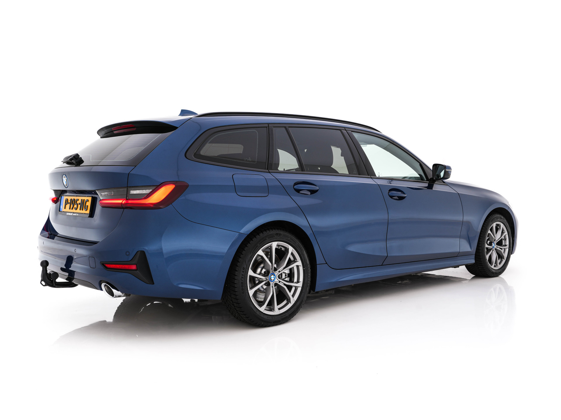 BMW 3-serie Touring 320e Business Edition Plus [Plug-In] (INCL-BTW) Aut. *LEATHER | FULL-LED | HEATED-SPORTSEATS | DIGI-COCKPIT | HIFI-SOUND | NAVI-FULLMAP | PRIVACYGLASS | PDC | AMBIENTLIGHT | DAB | KEYLESS | TOWBAR | 17"ALU* *