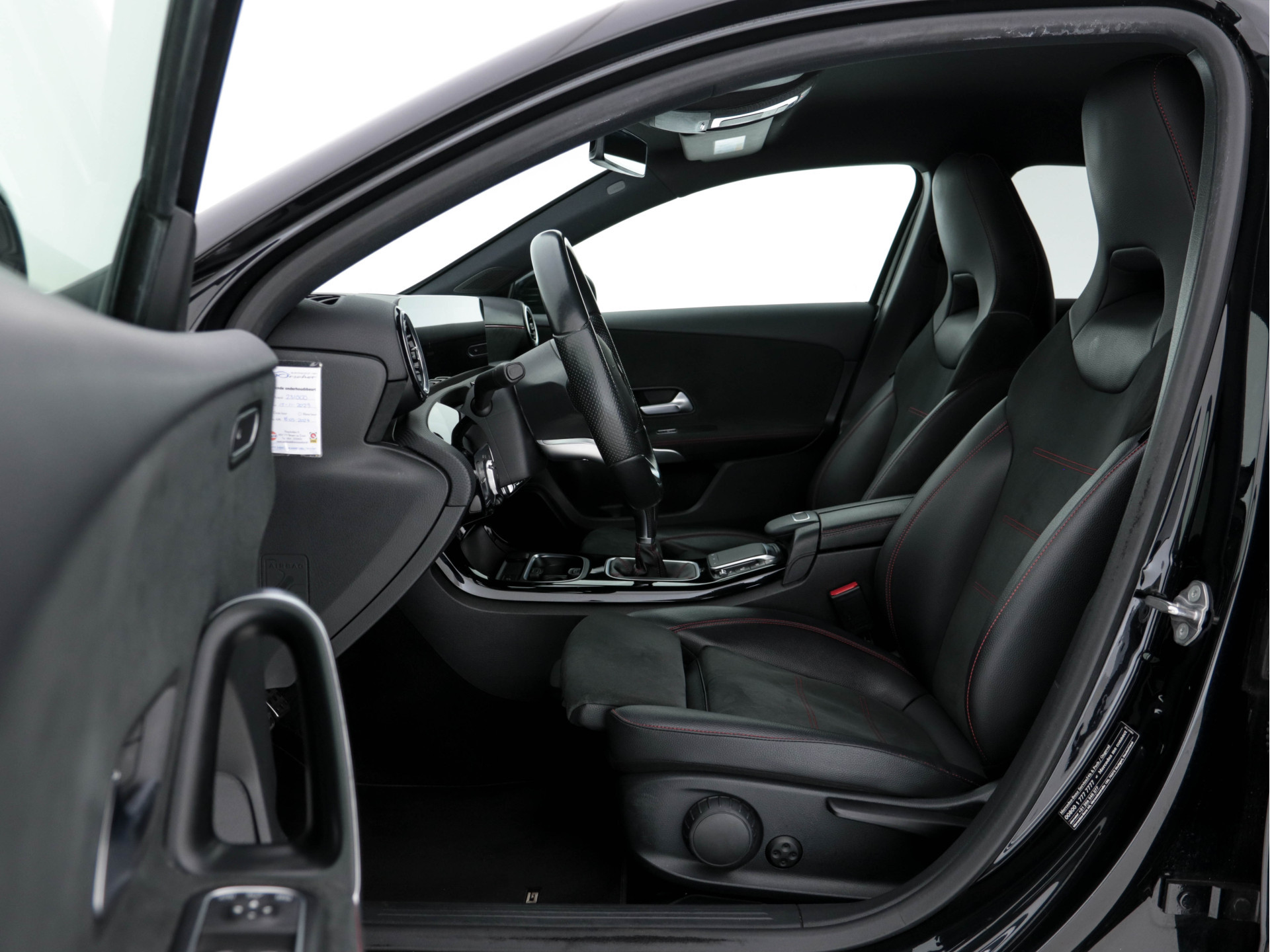 Mercedes-Benz A-klasse 160 Business Solution (INCL-BTW) *WIDE-SCREEN-COCKPIT | FULL-LED | HEATED-SPORTSEATS | LEATHER-MICROFIBRE | NAVI-FULLMAP | CAMERA | ECC | PDC | CRUISE | CARPLAY | AMBIENT-LIGHT | PRIVACY-GLASS | 18"ALU*