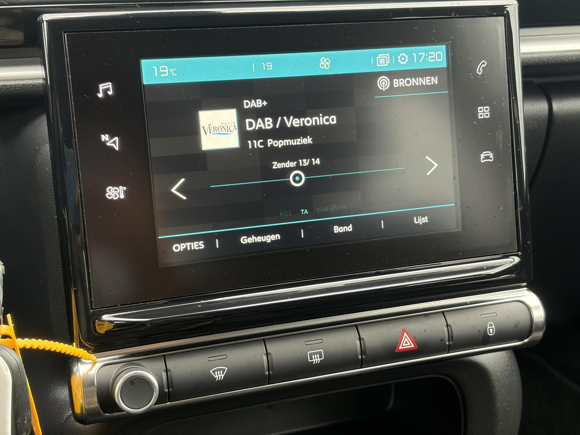 Citroen C3 1.2 PureTech S&S Shine D-riem vv in 02-2025 l 1e Eigenaar l Dealer Onderhouden l 110pk l Navi l Camera l Carplay l Clima l Cruise l Lm velgen l 6 Bak l Rijstrooksensor l Pdc l N.A.P l Apk tot 03-2027