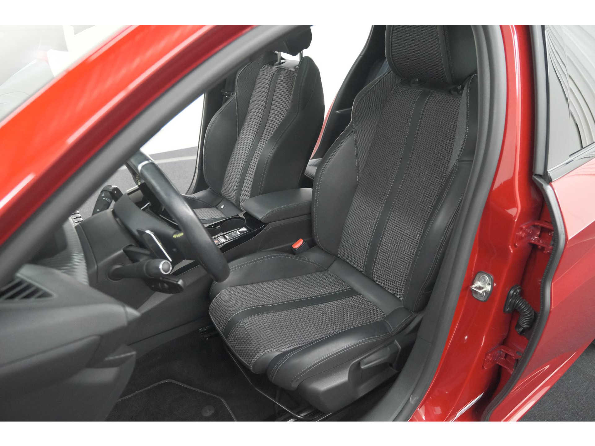 Peugeot 208 PureTech 130 EAT8 GT | Panoramadak | Camera | Apple Carplay | Stoelverwarming