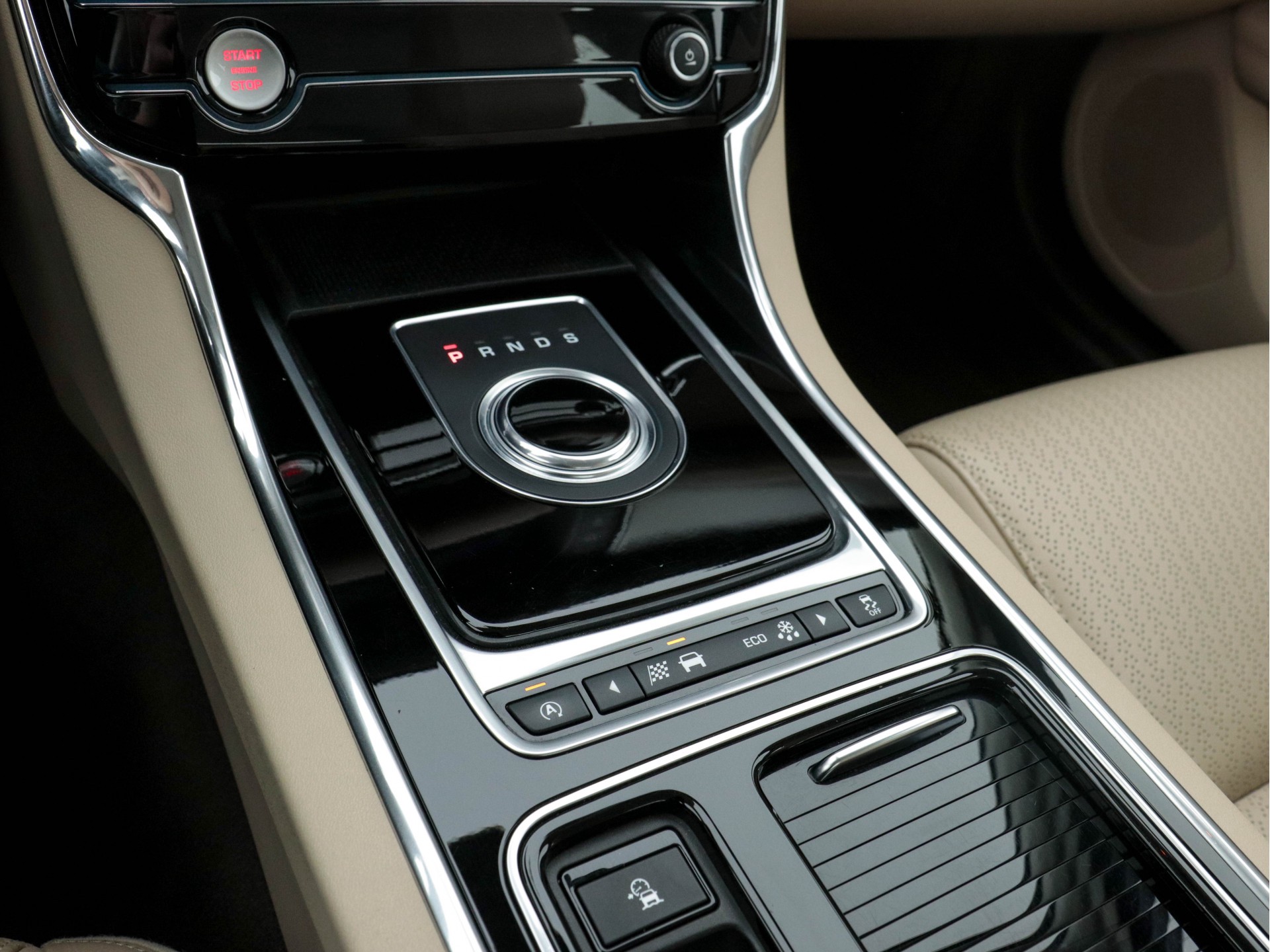 Jaguar XF 2.0D Portfolio Premium-Business-Pack Aut *LEATHER | BI-XENON | NAVI-FULLMAP | KEYLESS | MERIDIAN-SURROUND | SHIFT-PADDLES |  LANE-ASSIST | CRUISE | CAMERA | HEATED/COOLED-COMFORTSEATS | 17"ALU*