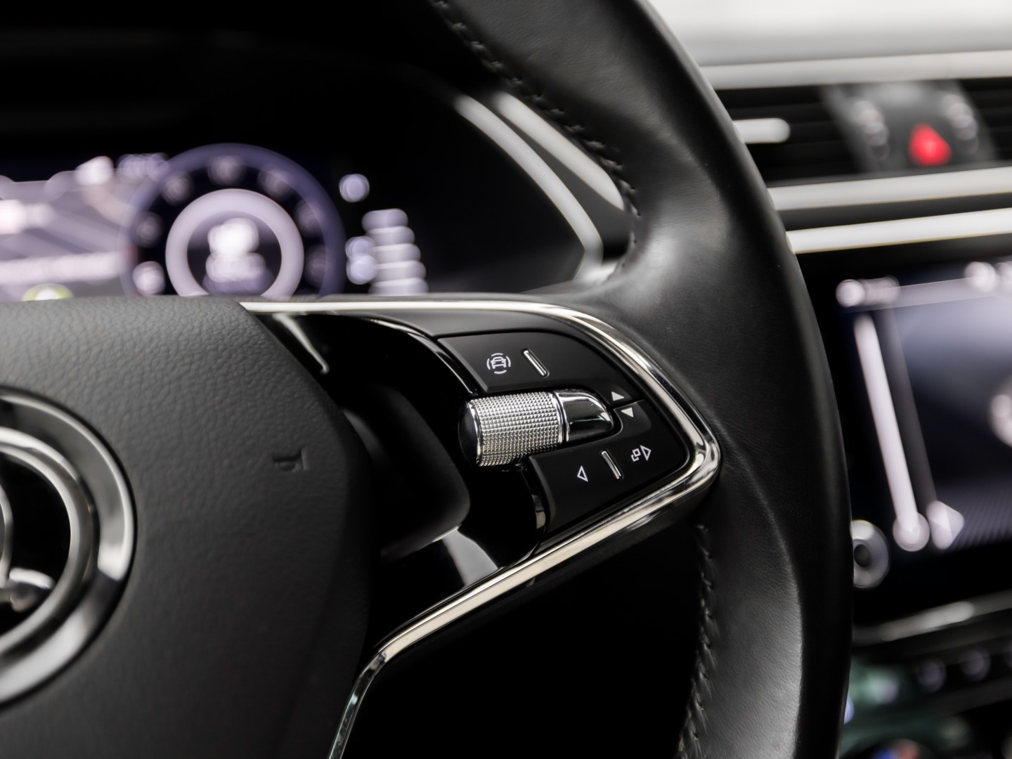 Škoda Superb Combi 1.4 TSI iV Business Sport 218Pk Automaat (VIRTUAL COCKPIT, APPLE CARPLAY, GROOT NAVI, CAMERA, STOELVERWARMING, SPORTSTOELEN, KEYLESS, ADAPTIVE CRUISE, GETINT GLAS, NIEUWSTAAT)