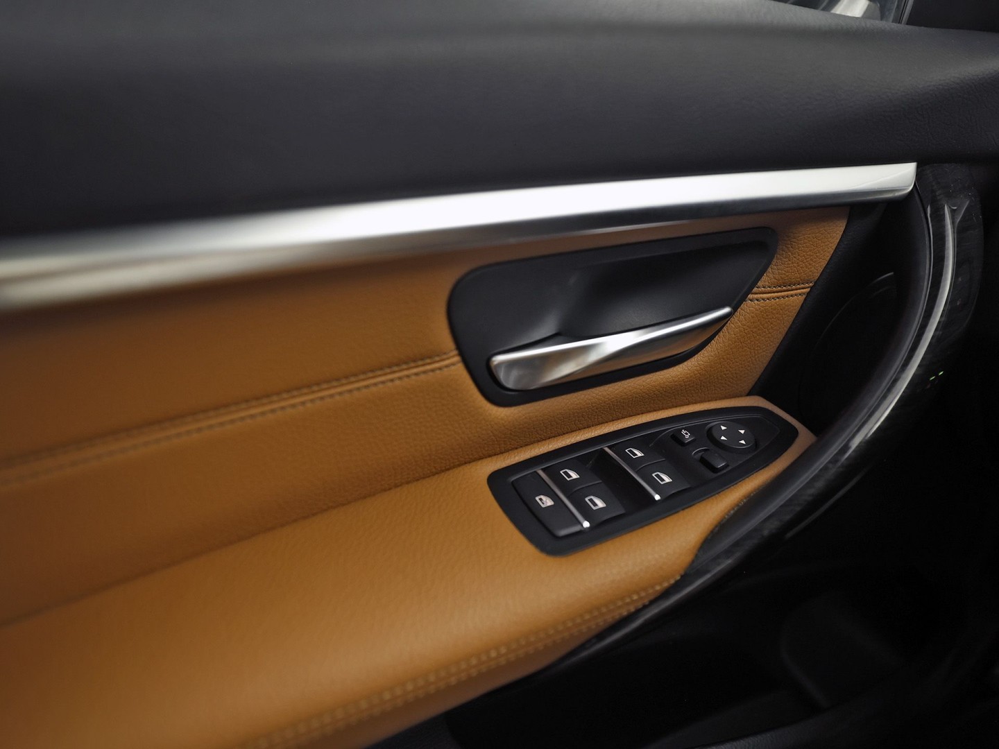 BMW 3 Serie 318i M Sport Automaat (PANORAMADAK, M PAKKET, GROOT NAVI, CAMERA, DEALER ONDERHOUDEN, COGNAC LEDER, SPORTSTOELEN, STOELVERWARMING, VIRTUAL COCKPIT, NIEUWSTAAT)