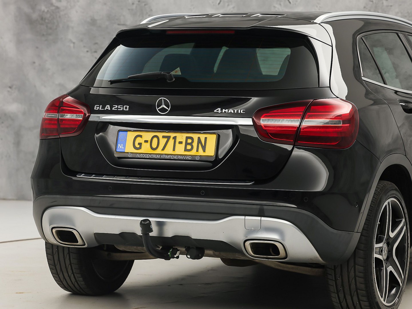Mercedes-Benz GLA-klasse 250 4Matic Premium AMG Sport 211Pk Automaat (PANORAMADAK, MEMORY SEATS, GROOT NAVI, CAMERA, TREKHAAK, SPORTSTOELEN, GETINT GLAS, BRUIN LEDER, STOELVERWARMING, NIEUWSTAAT)
