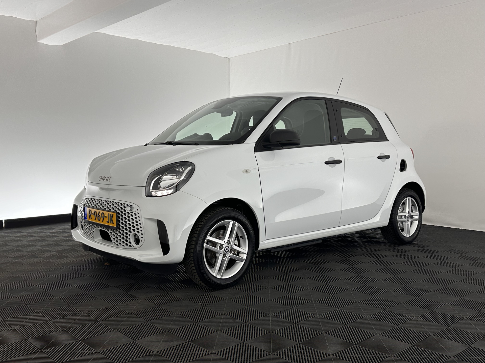 Smart forfour EQ Essential 18 kWh [ 3-Fase ] (INCL-BTW) Aut. *LEATHER | AIRCO | CRUISE | DAB+ | COMFORT-SEATS | 15''ALU*