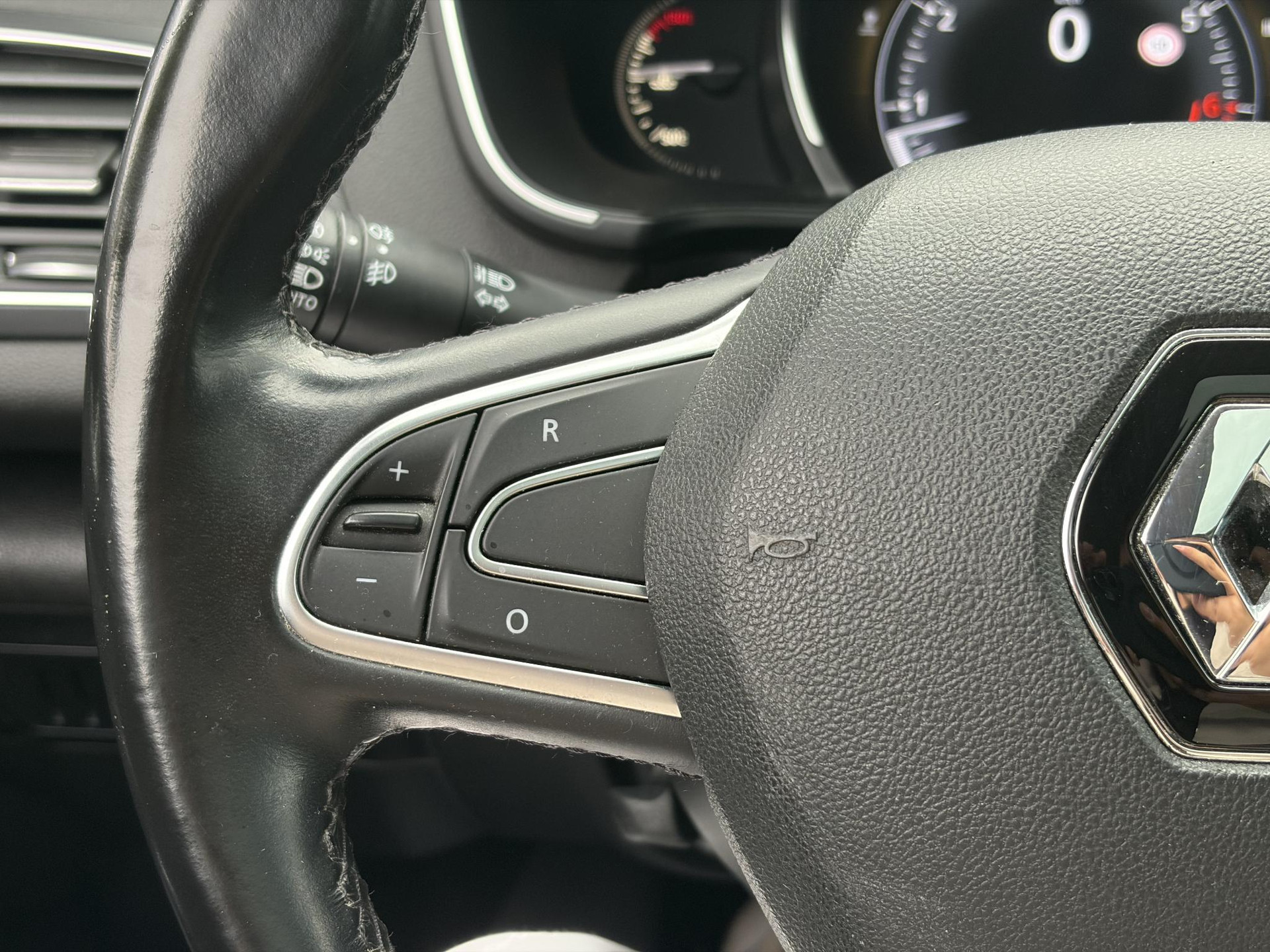 Renault Mégane Estate 1.2 TCe Bose ✓2 Eigenaar✓Pano✓Camera✓Net beurt gehad✓Navi✓Keyless✓Clima✓Cruise✓Leder✓131pk✓Pdc V+A✓6 Bak✓Rijstrooksensor✓Dodehoeksensor✓17'' Lm velgen✓N.A.P✓Apk tot 09-2027
