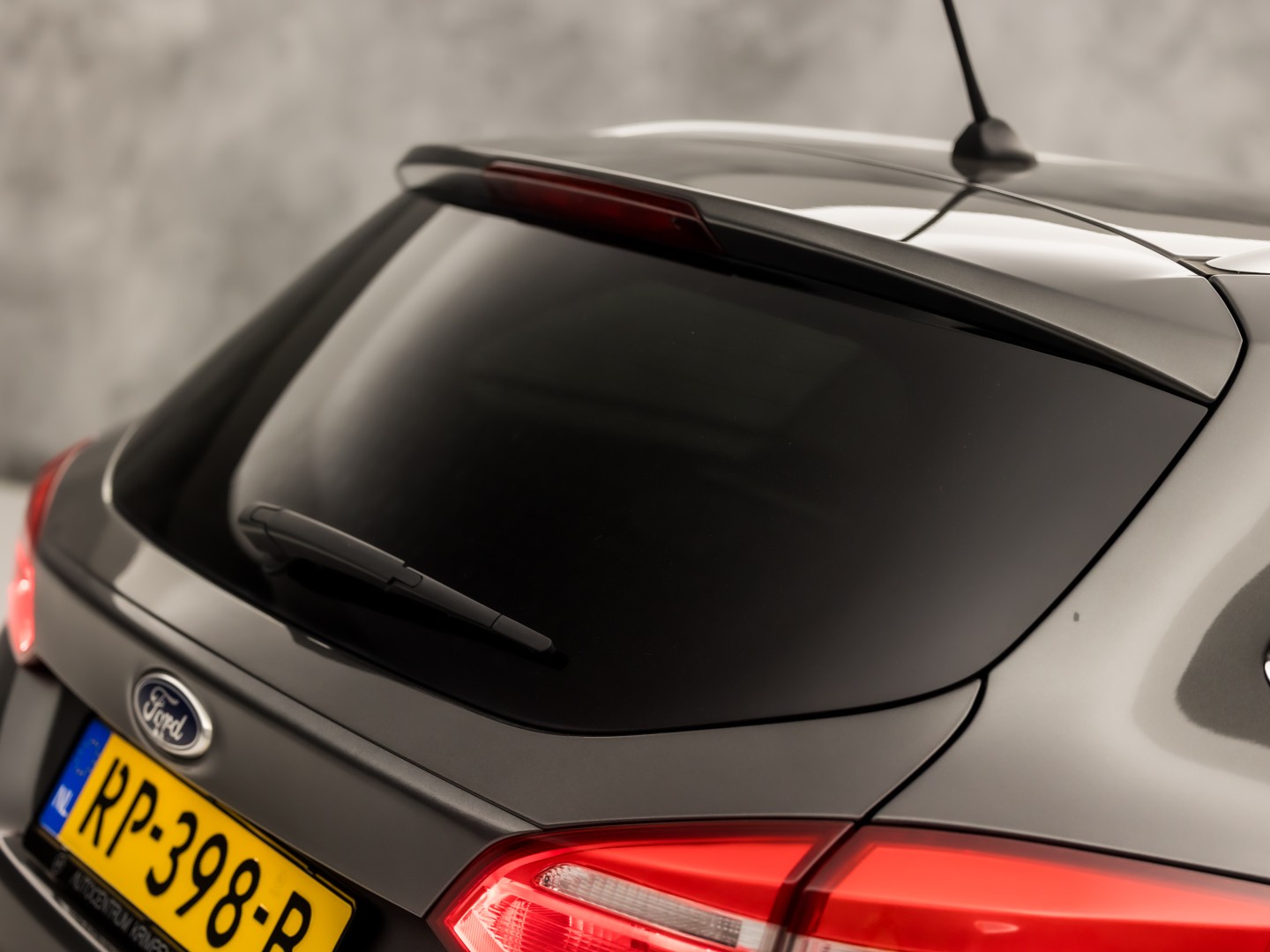 Ford Focus Wagon 1.0 Titanium Sport (APPLE CARPLAY, NAVIGATIE, CLIMATE, GETINT GLAS, SPORTSTOELEN, KEYLESS, PARKEERSENSOREN, NIEUWE APK, NIEUWSTAAT)