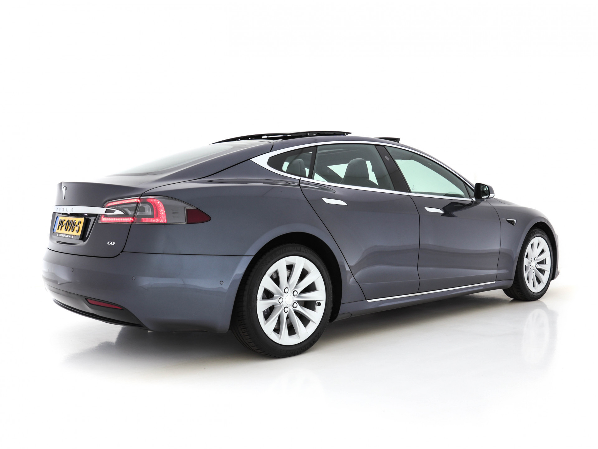 Tesla Model S 235 Kw Base [ 3-Fase ] (INCL-BTW) *PANO | AUTO-PILOT | KEYLESS | FULL-LED | 1/2-LEATHER | NAVI-FULLMAP | SURROUND-VIEW | APP-CONNECT | LANE-ASSIST | DIGI-COCKPIT | DAB | SPORT-SEATS | 19"ALU