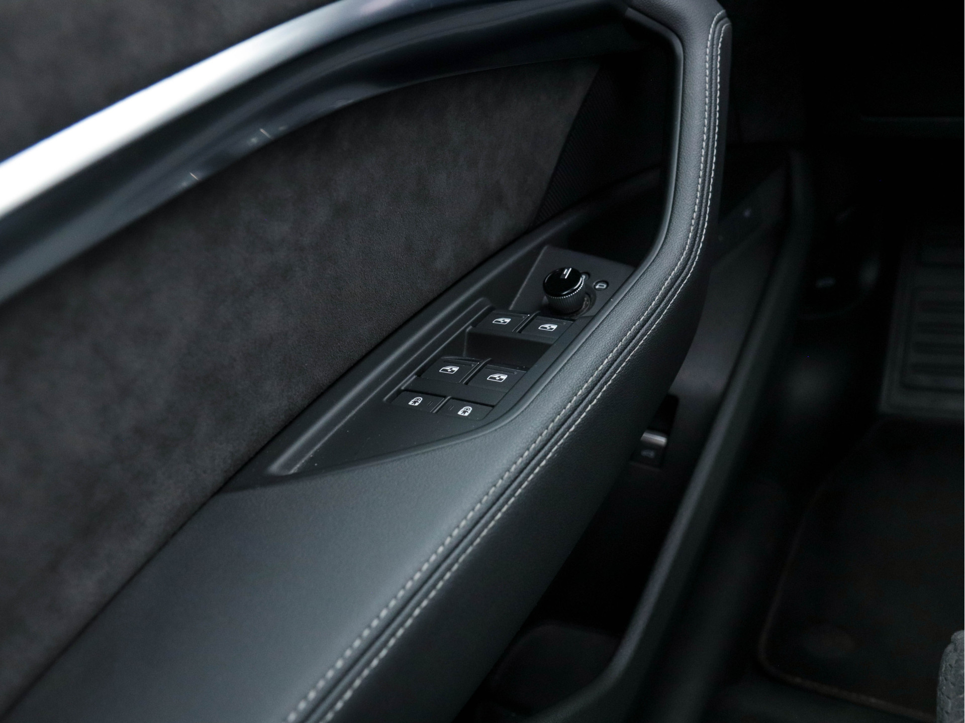 Audi e-tron 55 Quattro S-line 95 kWh [ 3-Fase ] (INCL-BTW) *PANO | FULL-LED | NAVI-FULLMAP | KEYLESS | LEATHER-ALCANTARA | AIR-SUSPENSION | CRUISE | DIGI-COCKPIT | MEMORY-PACK | SHIFT-PADDLES | HEATED-SPORTSEATS | 20"ALU*