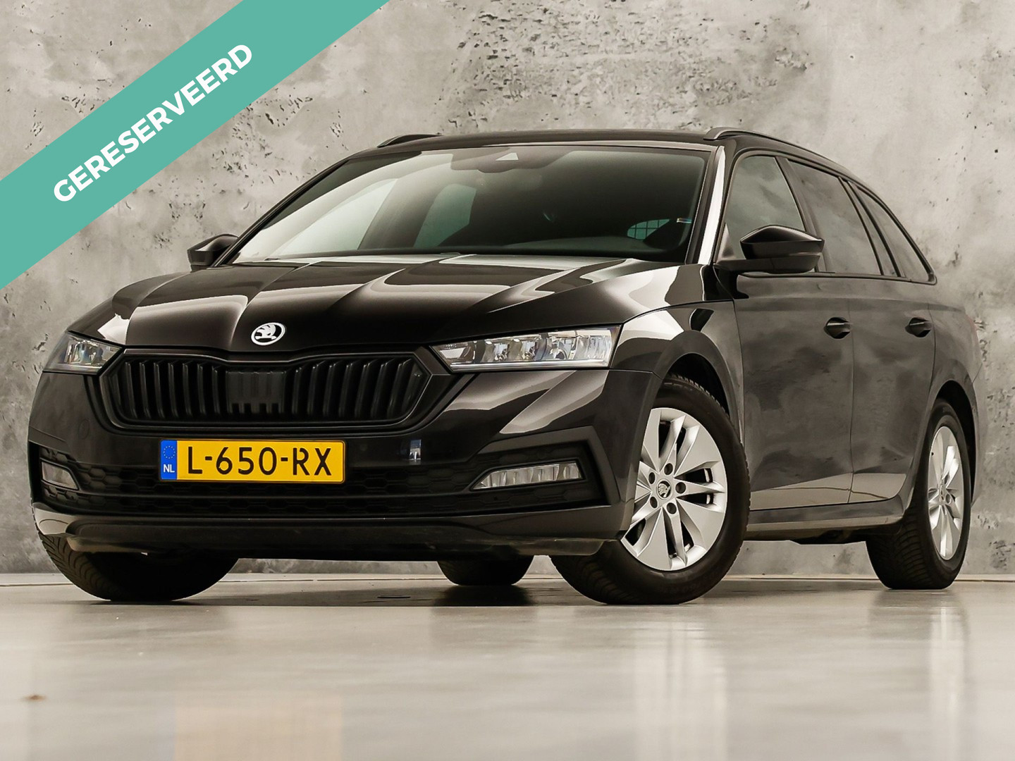 Škoda Octavia Combi 1.0 TSI Sport (KUIPSTOELEN, 1e EIGENAAR, APPLE CARPLAY, GROOT NAVI, GETINT GLAS, ZWART HEMEL, KEYLESS, NIEUWSTAAT)