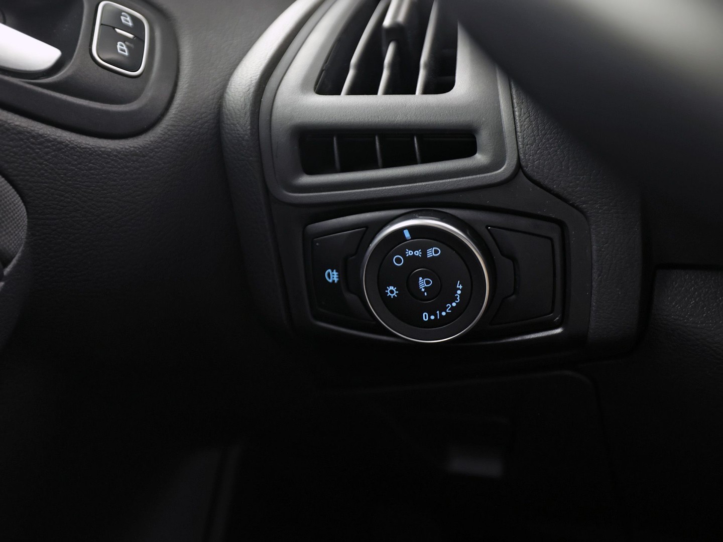 Ford Focus Wagon 1.0 Sport Automaat (NAVIGATIE, STUUR/STOELVERWARMING, LM VELGEN, SPORTSTOELEN, CRUISE, PARKEERSENSOREN, NIEUWSTAAT)