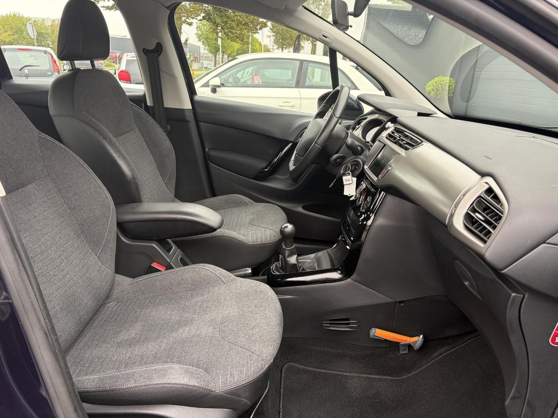 Citroen C3 1.2 PureTech Selection ✓Nieuwe D-riem✓Navi✓Carplay✓Trekhaak✓Dealer Onderhouden✓Clima✓Cruise✓5 Deurs✓Net grote beurt gehad✓N.A.P✓Apk tot 09-2027